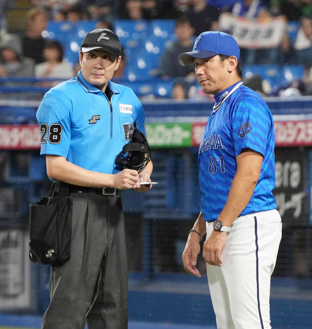 ヤクルト対DeNA　球審に選手交代を告げるDeNA三浦監督（撮影・小沢裕）