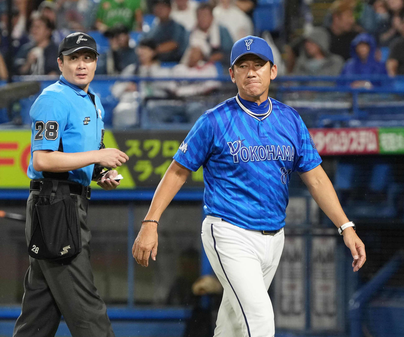 ヤクルト対DeNA　球審に選手交代を告げるDeNA三浦監督（撮影・小沢裕）