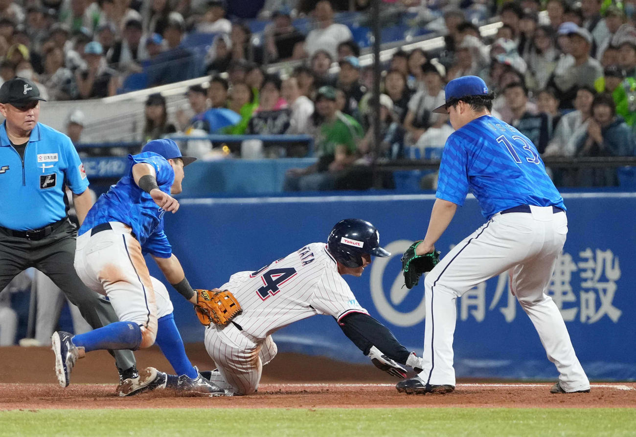 ヤクルト対DeNA 8回裏ヤクルト2死一塁、一塁走者の岩田（中央）はけん制で挟まれタッチアウト（撮影・小沢裕）