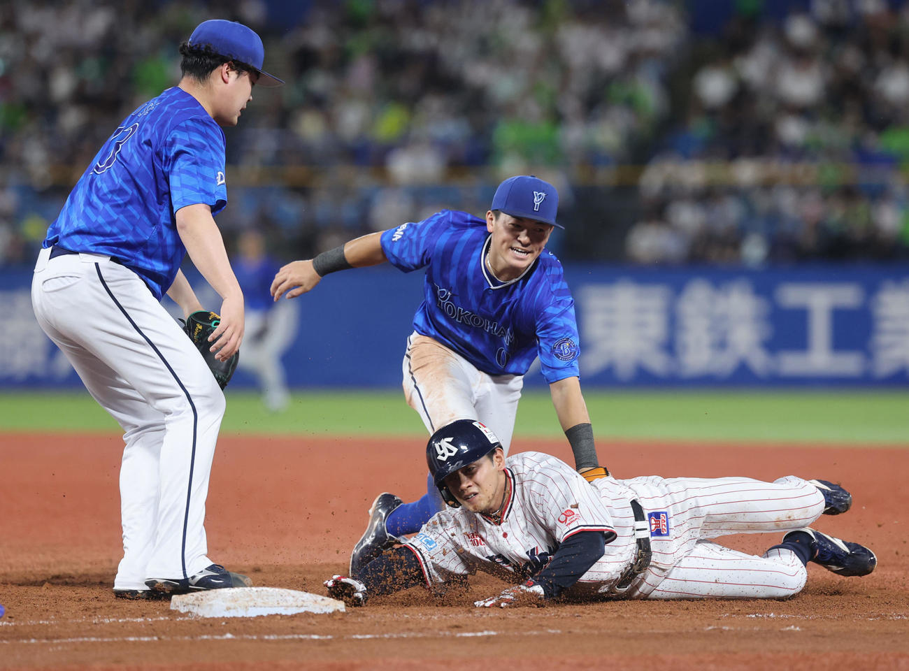 ヤクルト対DeNA 8回裏ヤクルト2死一塁、けん制死する岩田。後方は林（撮影・野上伸悟）