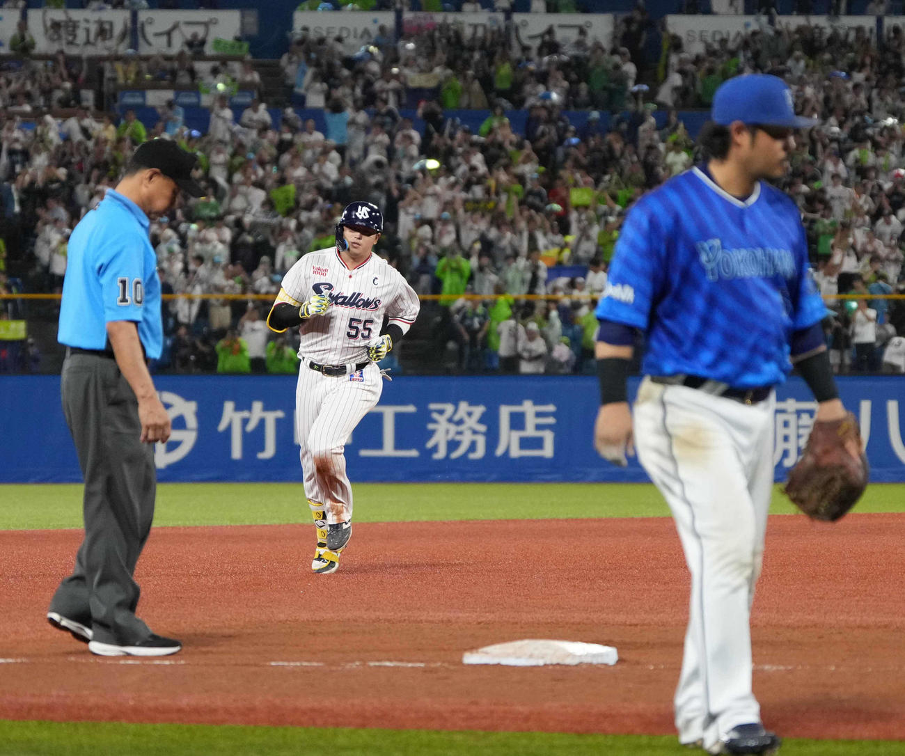 ヤクルト対DeNA 9回裏ヤクルト無死一塁、村上（中央）は中越えにサヨナラ2点本塁打を放ち三塁へ向かう（撮影・小沢裕）