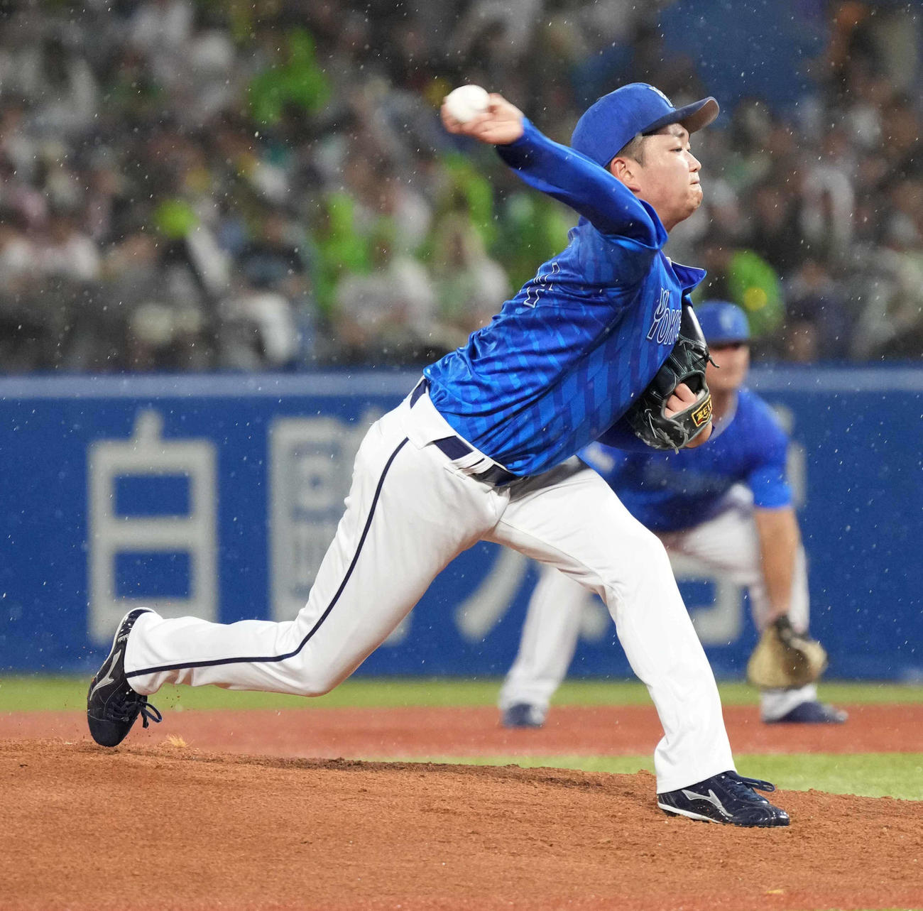 ヤクルト対DeNA　雨のなか力投するDeNA先発の石田裕（撮影・小沢裕）