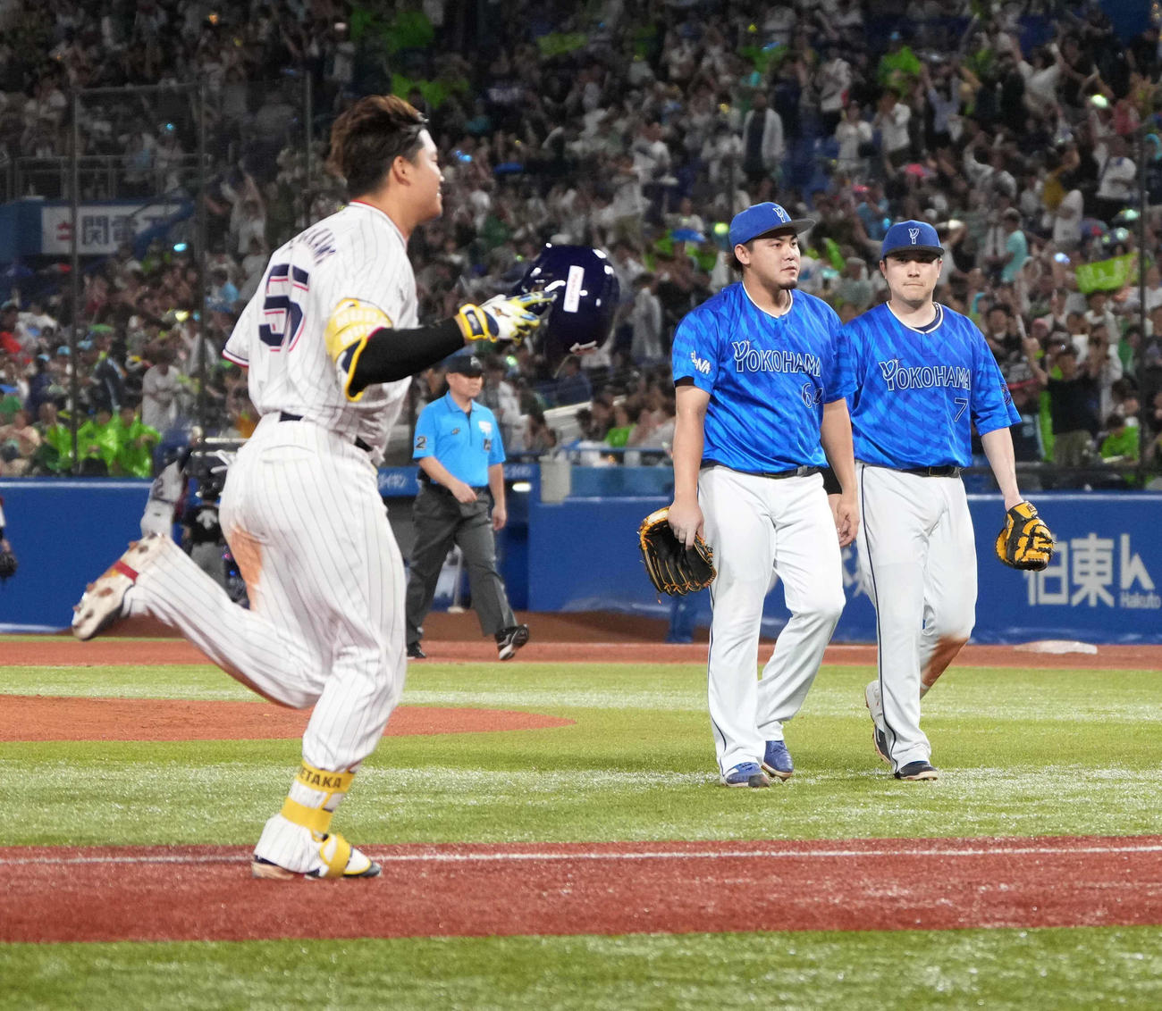 ヤクルト対DeNA 9回裏ヤクルト無死一塁、DeNA4番手で登板した中川虎（中央）は村上（左）は中越えにサヨナラ2点本塁打を許す（撮影・小沢裕）