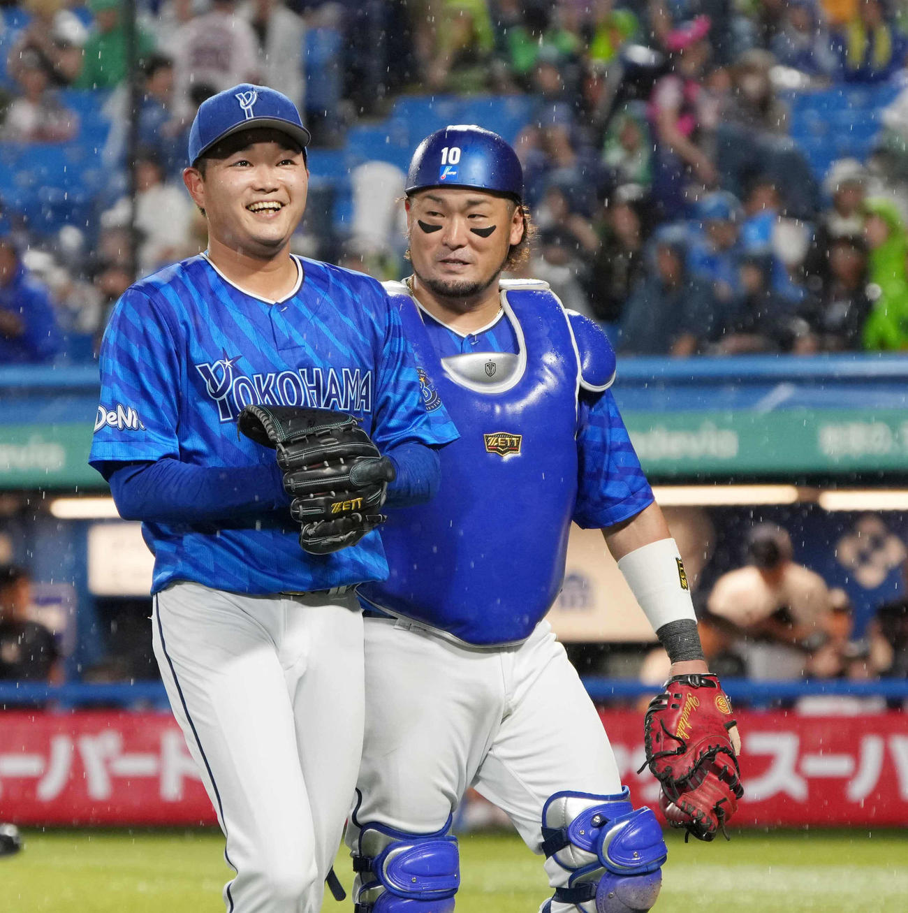 ヤクルト対DeNA 3回の投球を終え笑顔を見せるDeNA先発の石田裕。右は戸柱（撮影・小沢裕）
