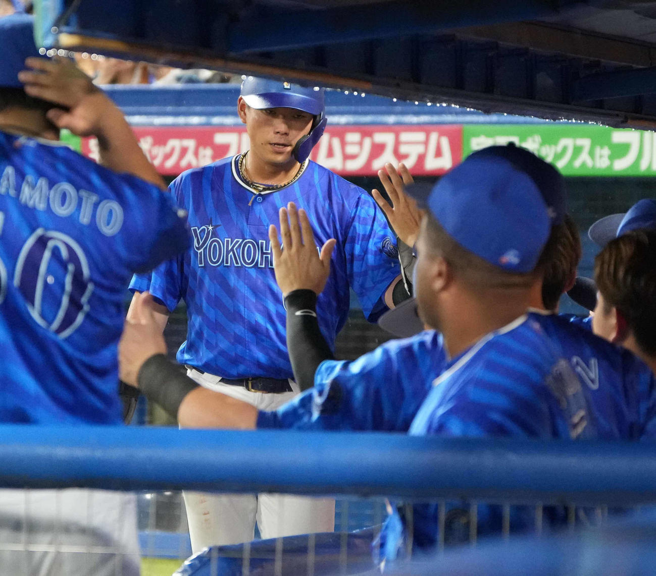 ヤクルト対DeNA 4回表DeNA無死満塁、戸柱の同点左犠飛で生還した蝦名（中央）はベンチのナインの祝福を受ける（撮影・小沢裕）