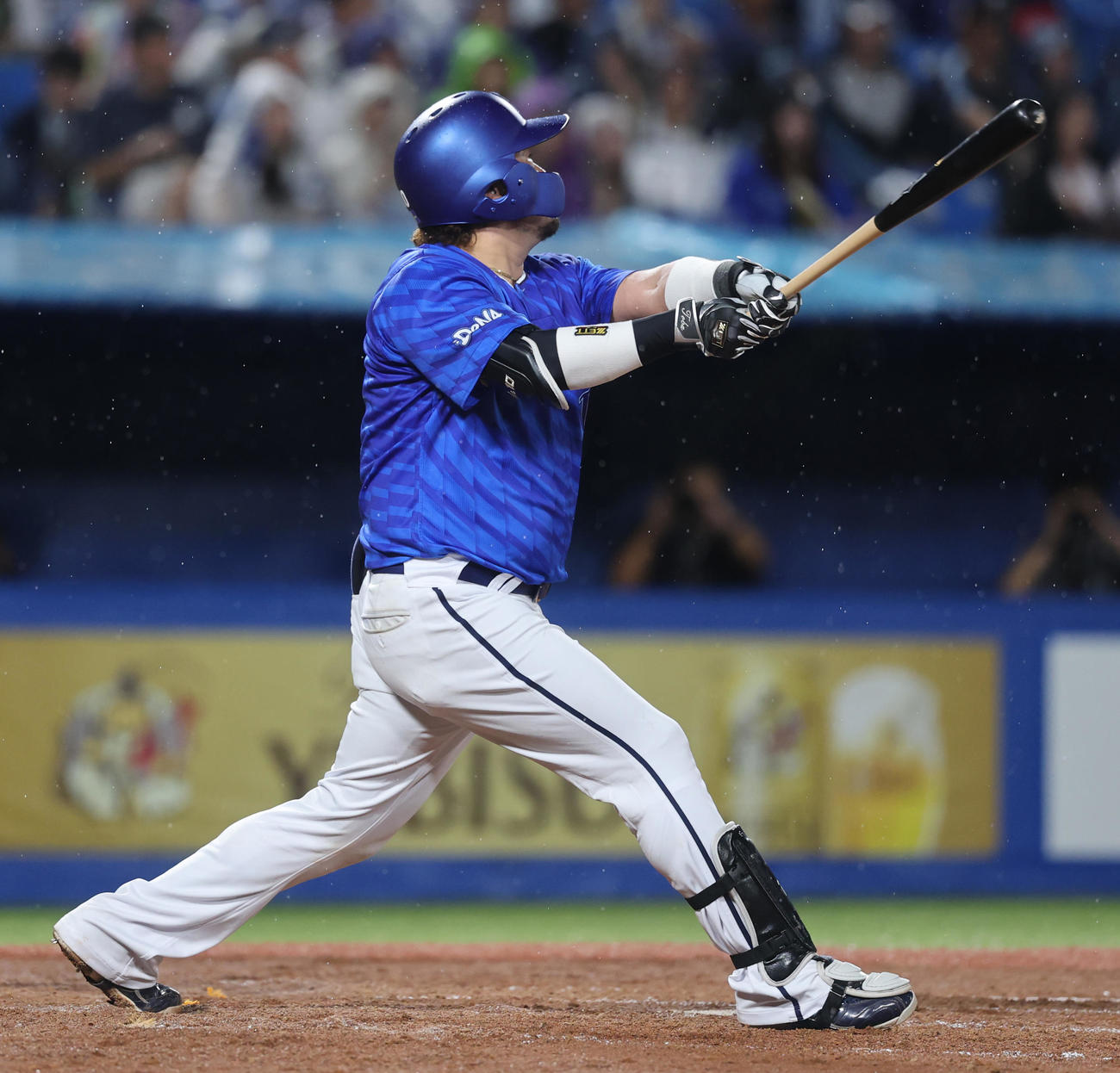 ヤクルト対DeNA 4回表DeNA無死満塁、左犠飛を放つ戸柱（撮影・野上伸悟）