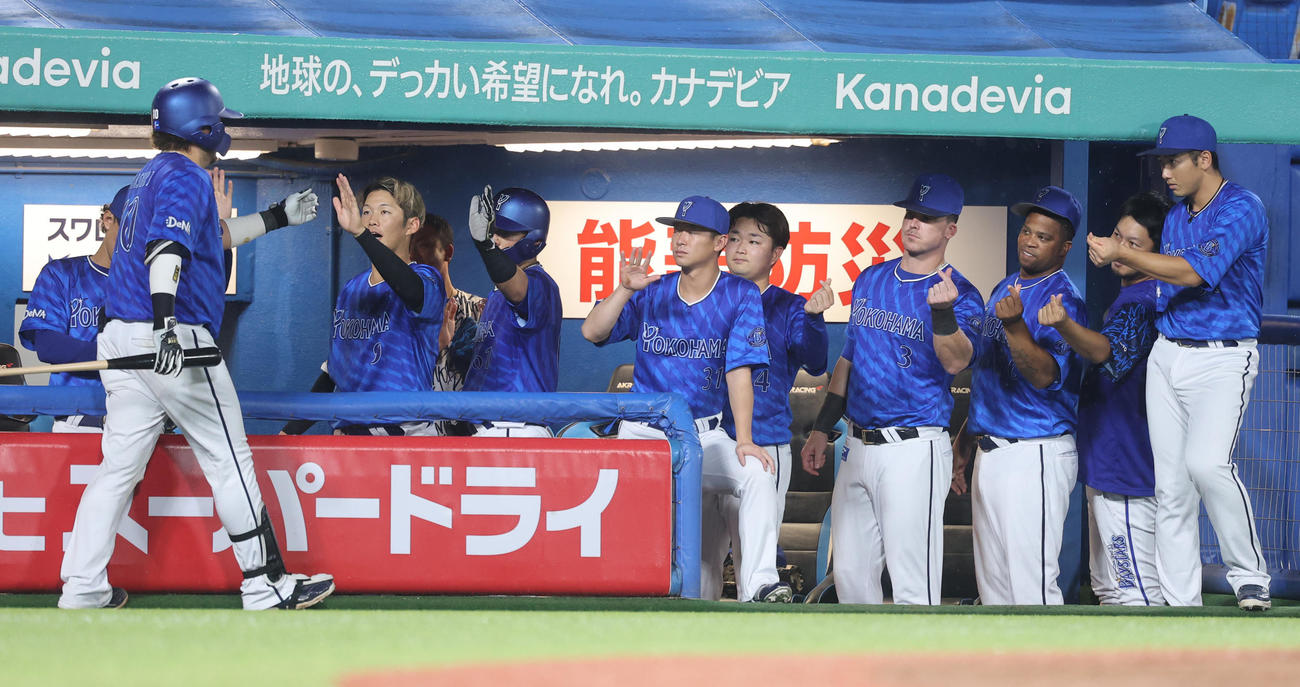 ヤクルト対DeNA 4回表DeNA無死満塁、左犠飛を放ちベンチに迎えられる戸柱（撮影・野上伸悟）