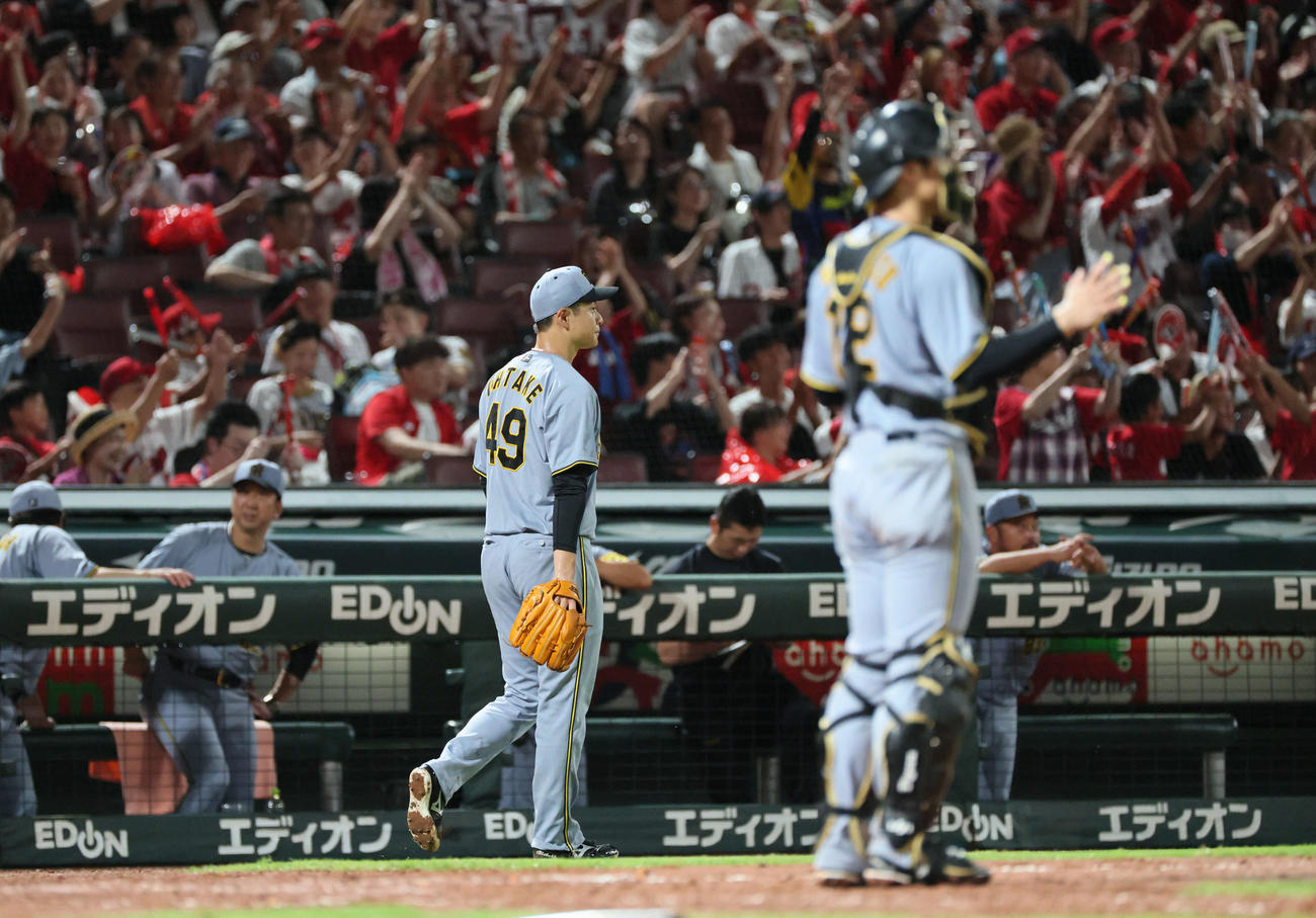 広島対阪神　5回裏広島無死一、二塁、末包に左中間越え2点適時二塁打を浴びた大竹（撮影・加藤孝規）