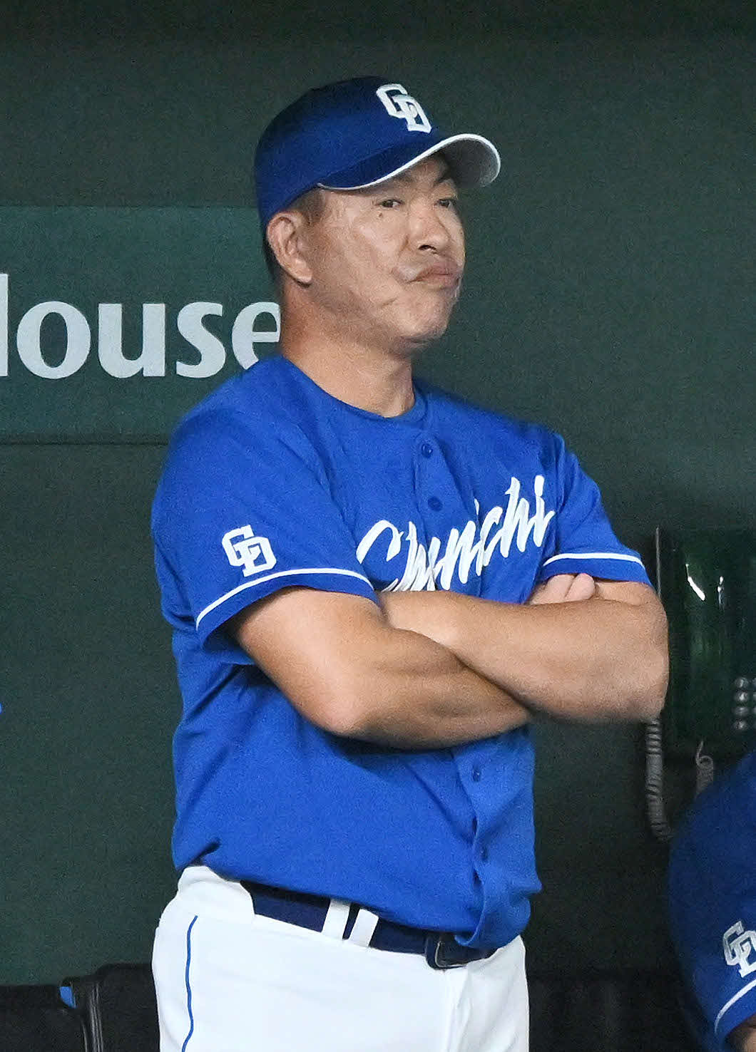 巨人対中日　ベンチで浮かない表情の中日井上監督（撮影・滝沢徹郎）