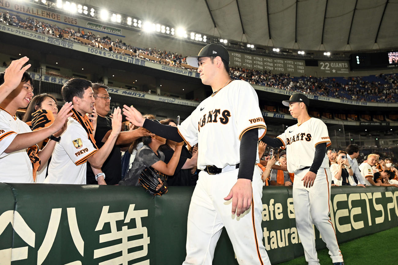 巨人対中日　ヒーローインタビューを終えファンとタッチを交わす巨人岸田（左）と森田（撮影・滝沢徹郎）
