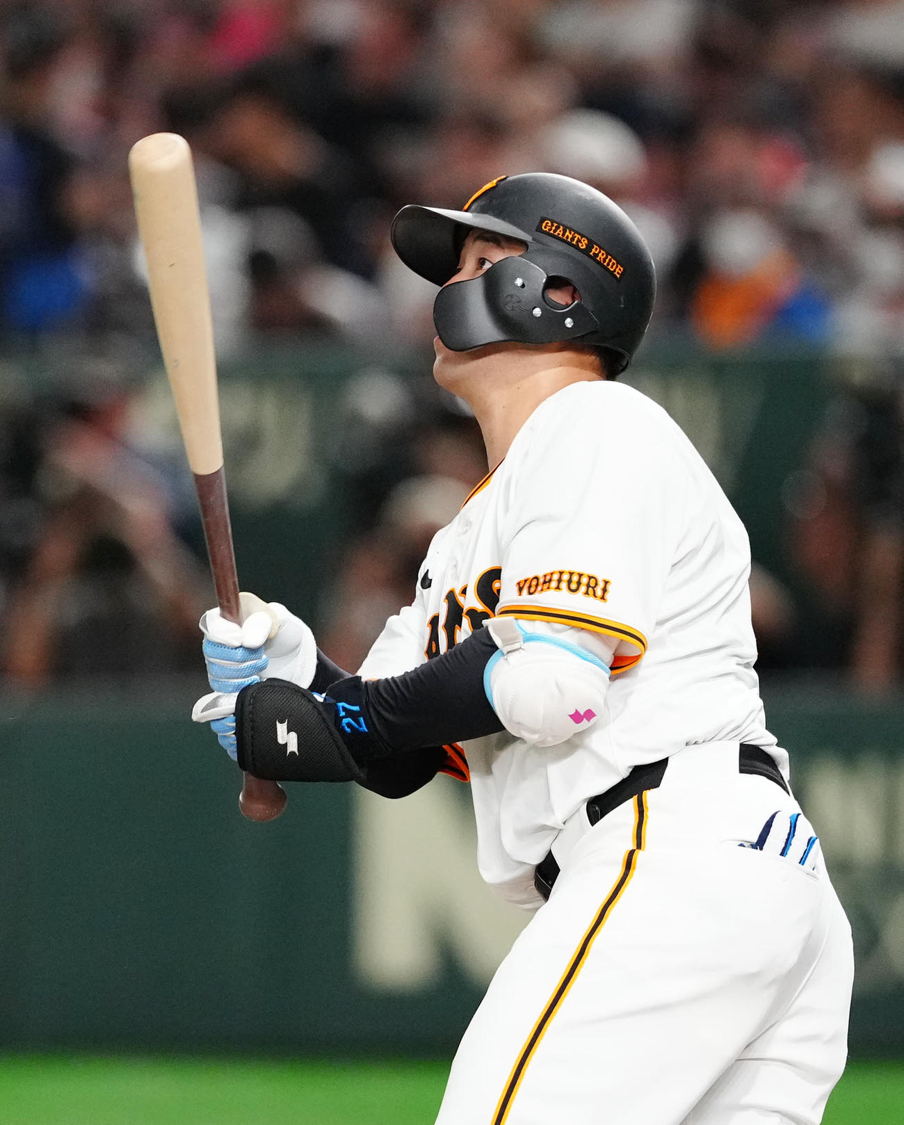 巨人対中日　3回裏巨人2死二塁、2点本塁打を放つ岸田（撮影・江口和貴）