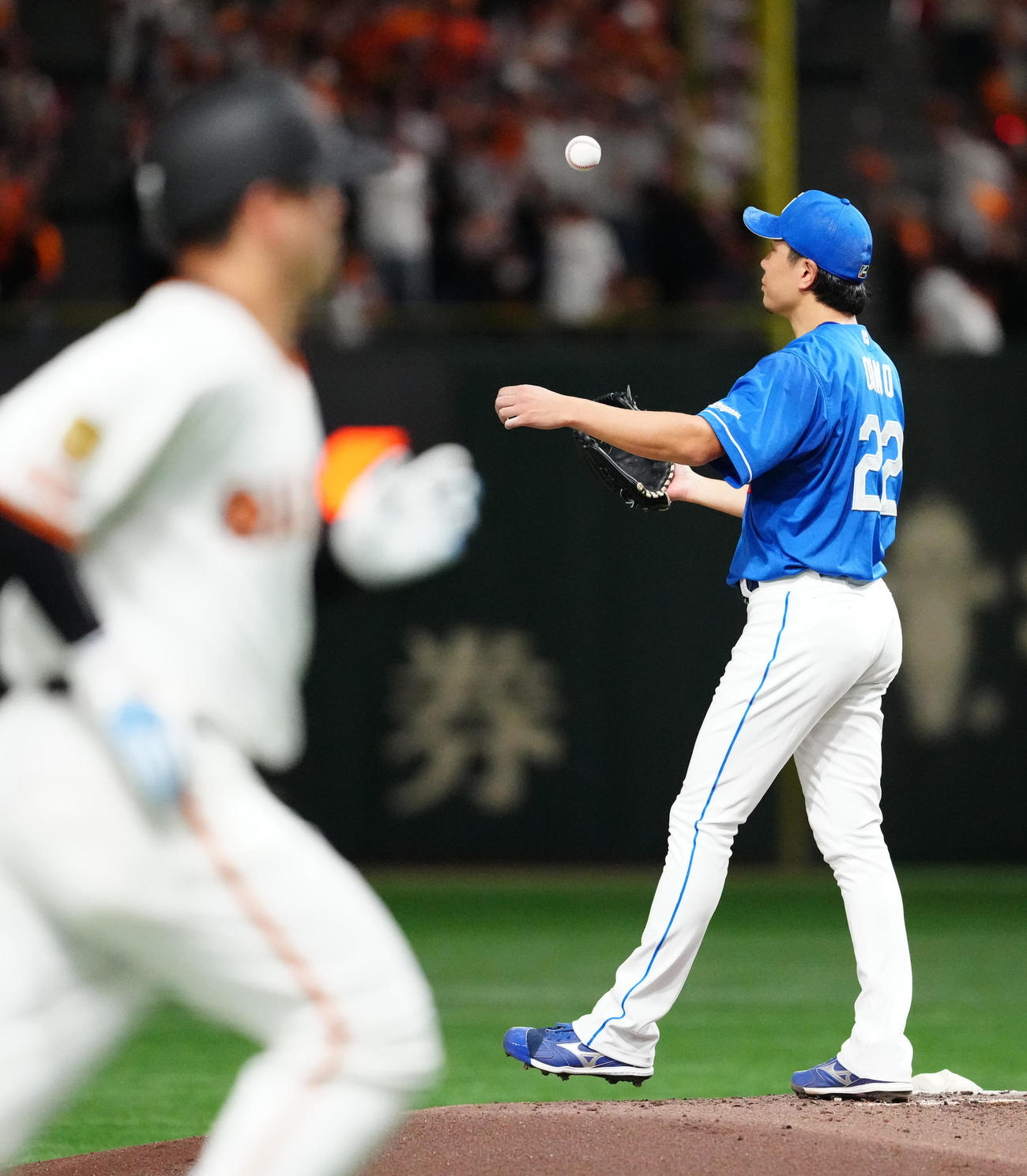 巨人対中日　3回裏巨人2死二塁、岸田（手前）に2点本塁打を浴びた大野（撮影・江口和貴）