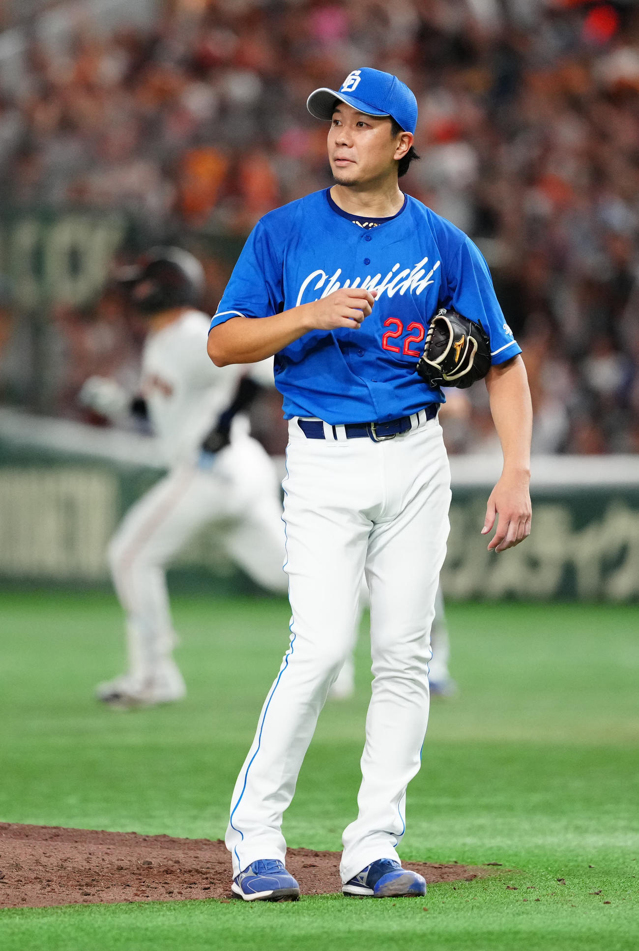 巨人対中日　3回裏巨人2死二塁、岸田（後方）に2点本塁打を浴びる大野（撮影・江口和貴）