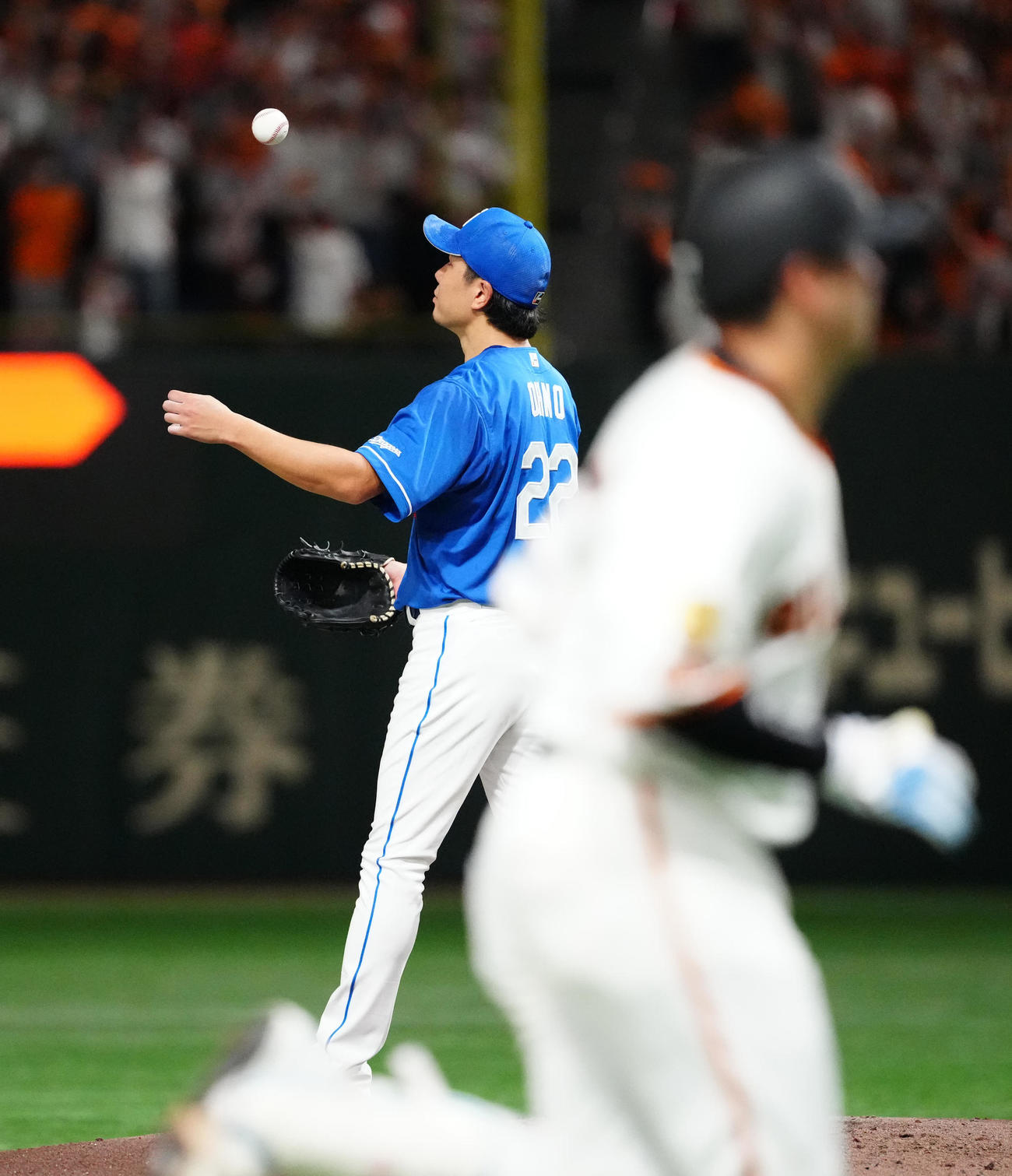 巨人対中日　3回裏巨人2死二塁、岸田（手前）に2点本塁打を浴びた大野（撮影・江口和貴）