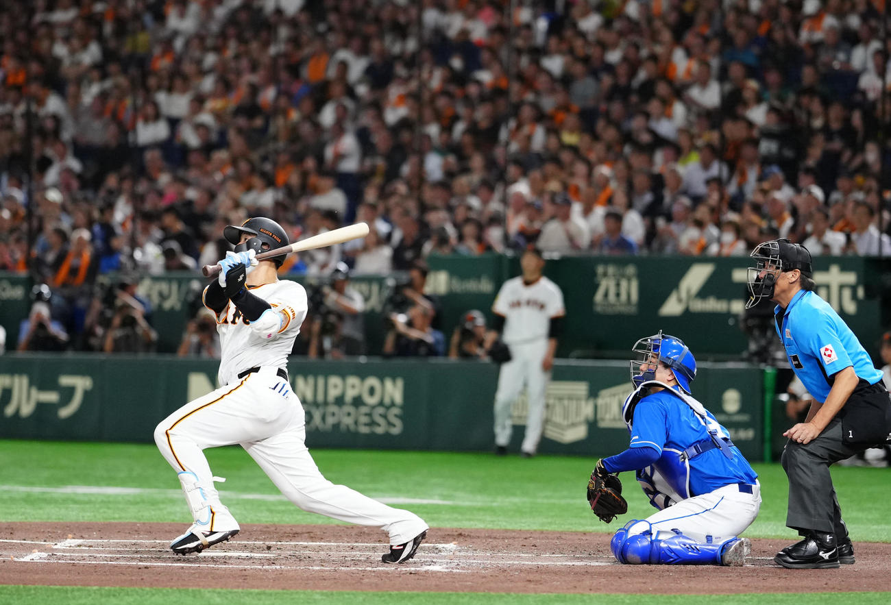 巨人対中日　3回裏巨人2死二塁、2点本塁打を放つ岸田（撮影・江口和貴）