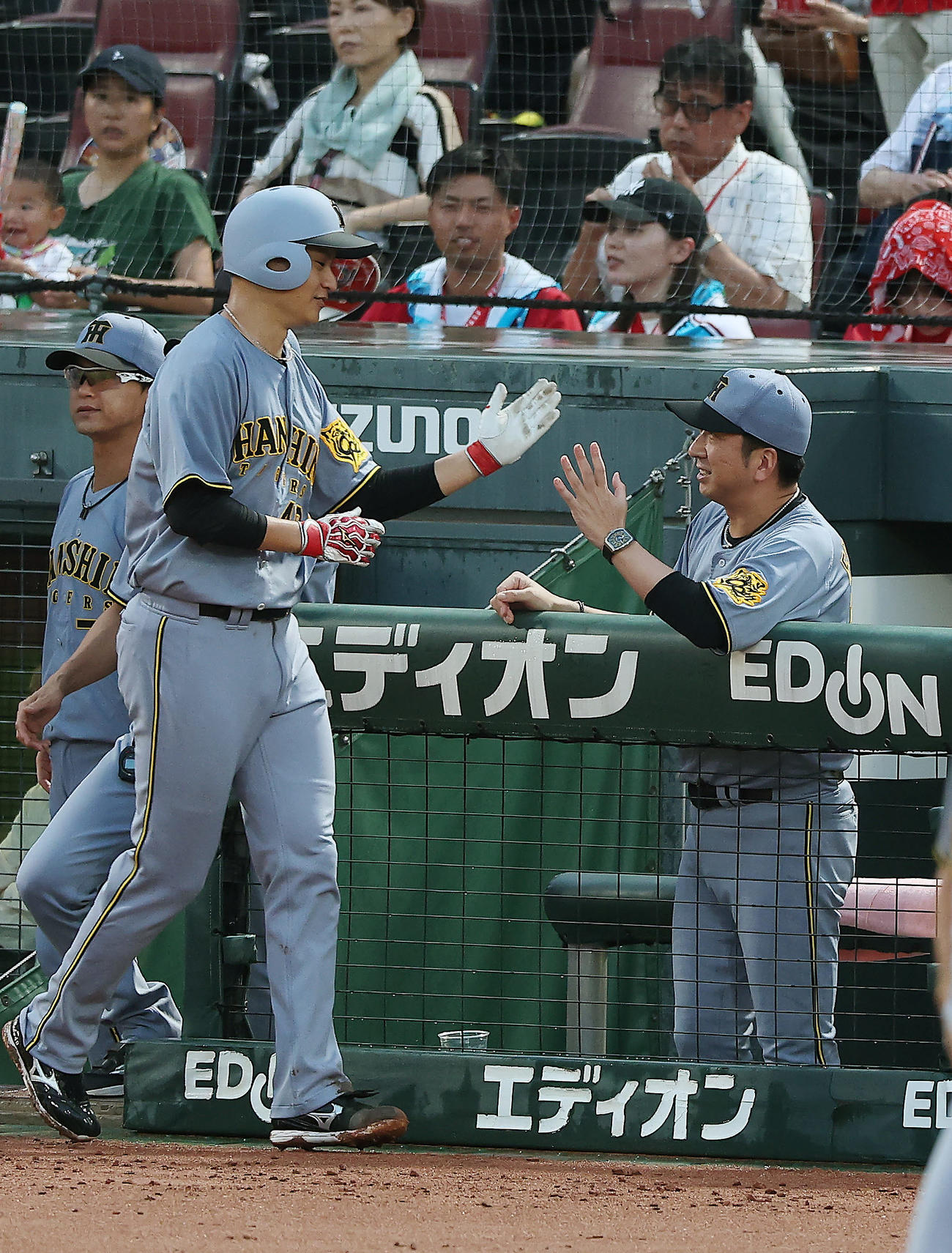広島対阪神　3回表阪神2死一、三塁、前川の適時打で生還した大竹（左）を迎える藤川監督（撮影・前田充）