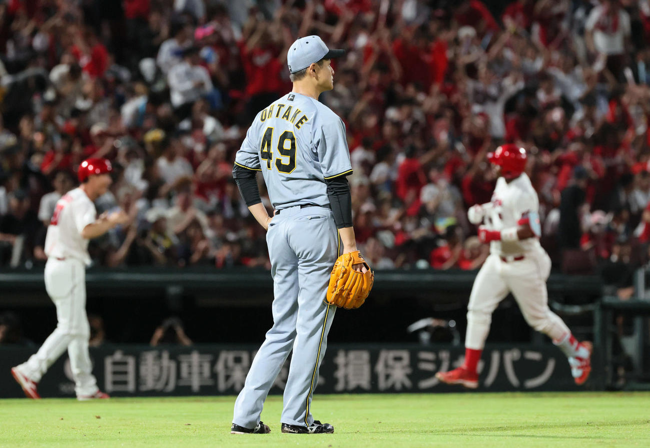 広島対阪神　3回裏広島2死一、二塁、モンテロに逆転左越え3点本塁打を浴びた大竹（撮影・加藤孝規）