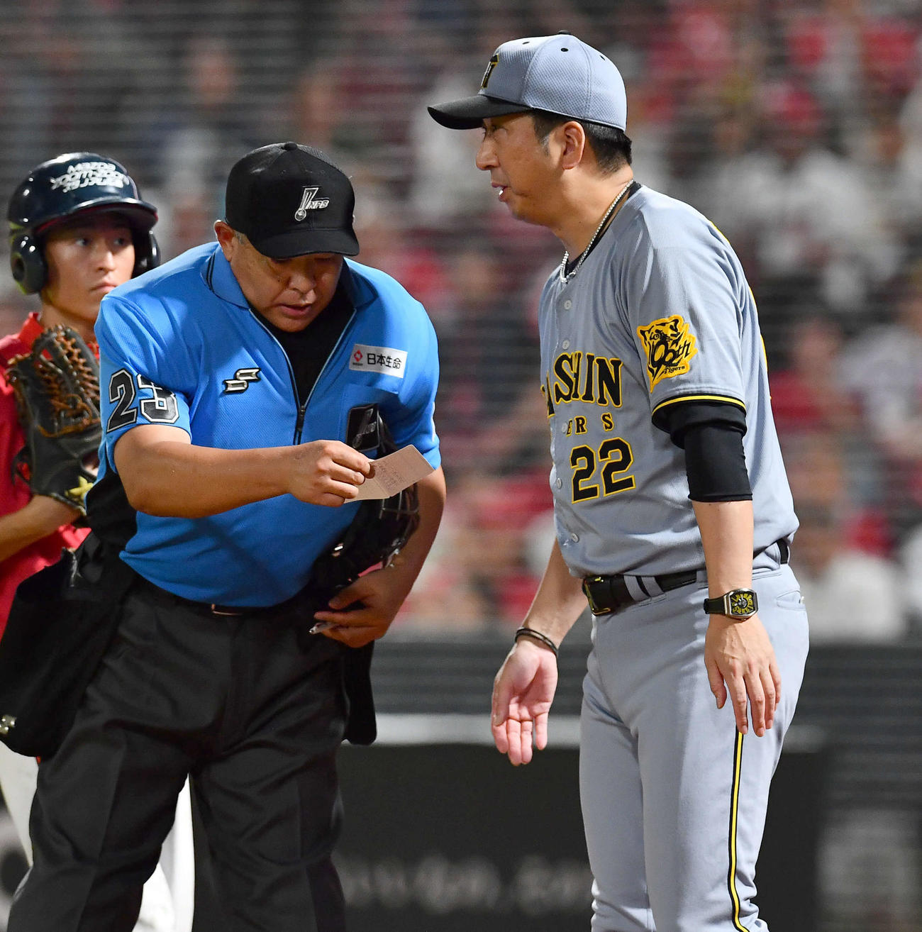 広島対阪神　5回裏広島無死二塁、投手の交代を告げる藤川監督（撮影・岩下翔太）