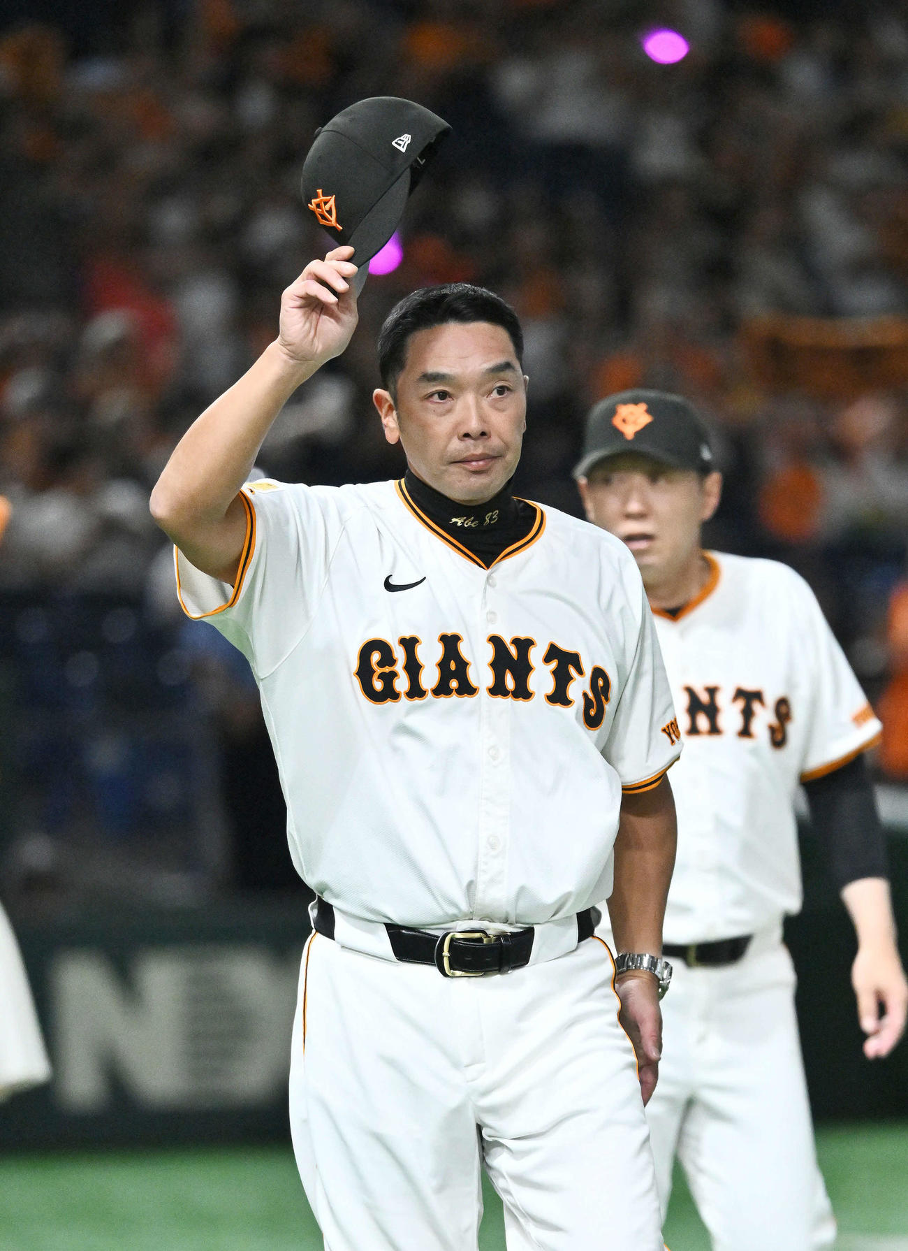 巨人対中日　試合に勝利しあいさつする巨人阿部監督（撮影・滝沢徹郎）