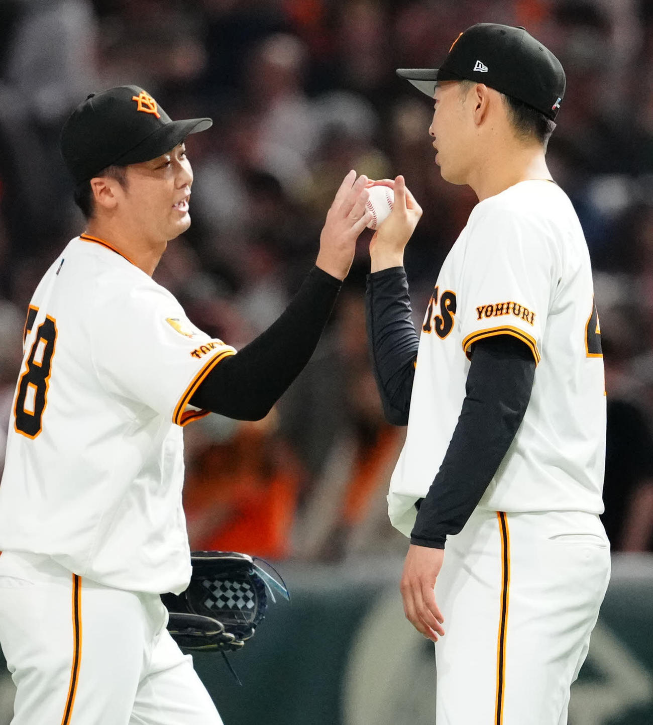巨人対中日　試合後、巨人船迫（左）から勝利球を受け取る森田（撮影・江口和貴）