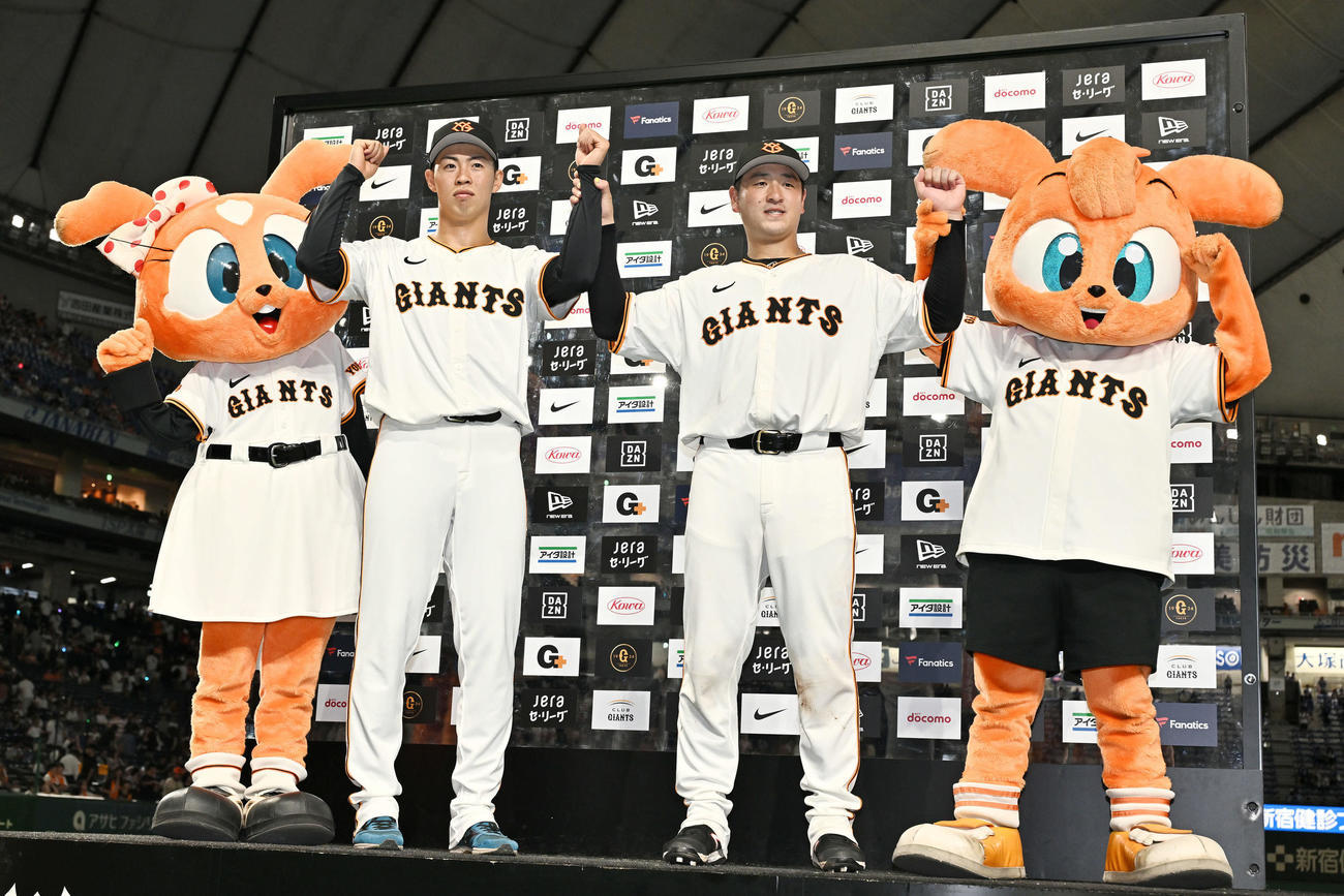 巨人対中日　ヒーローインタビューを終え記念撮影する巨人森田（左）と岸田（撮影・滝沢徹郎）