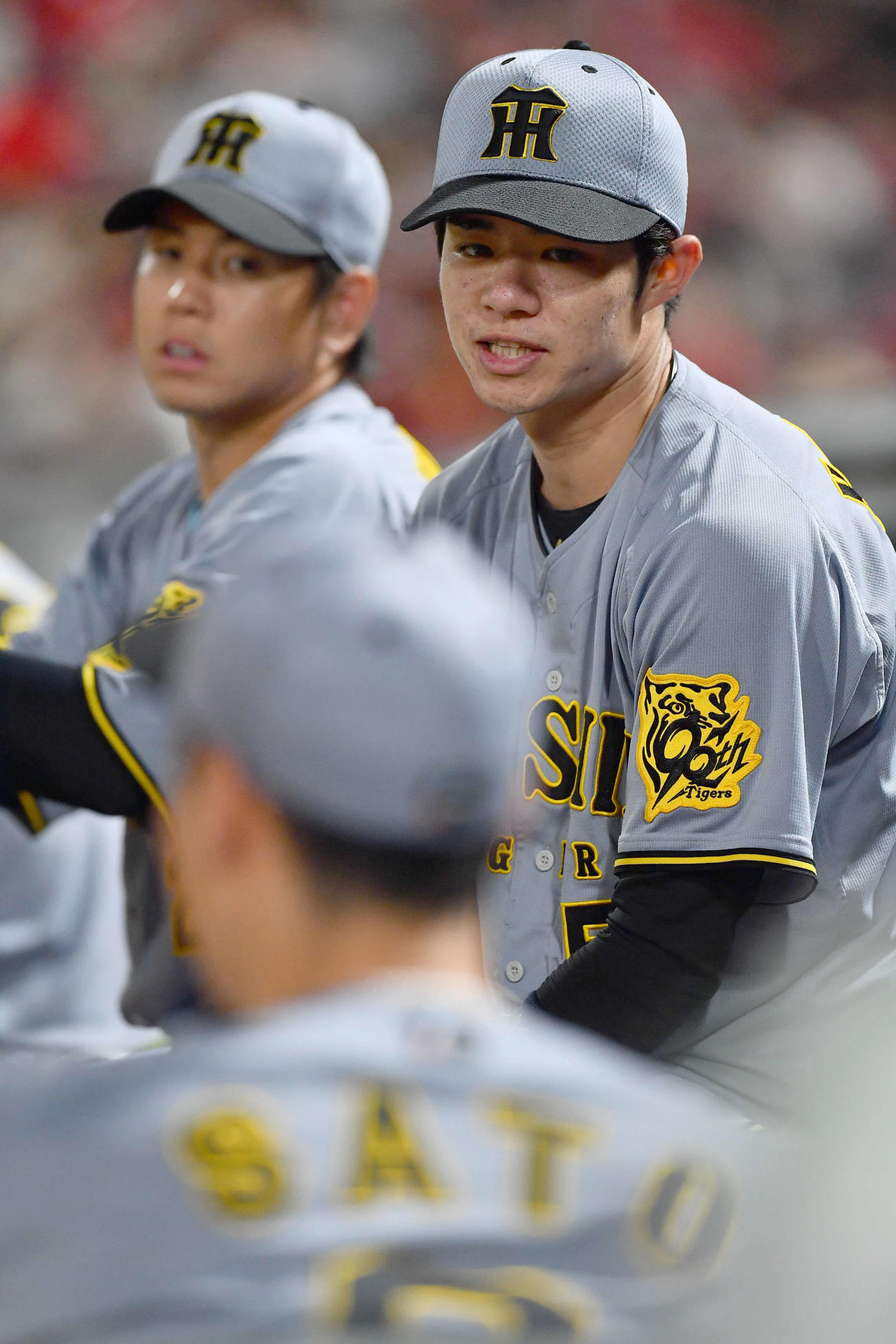 広島対阪神　5回裏、ベンチで佐藤輝（手前）と話す中野（右）。左は梅野（撮影・岩下翔太）