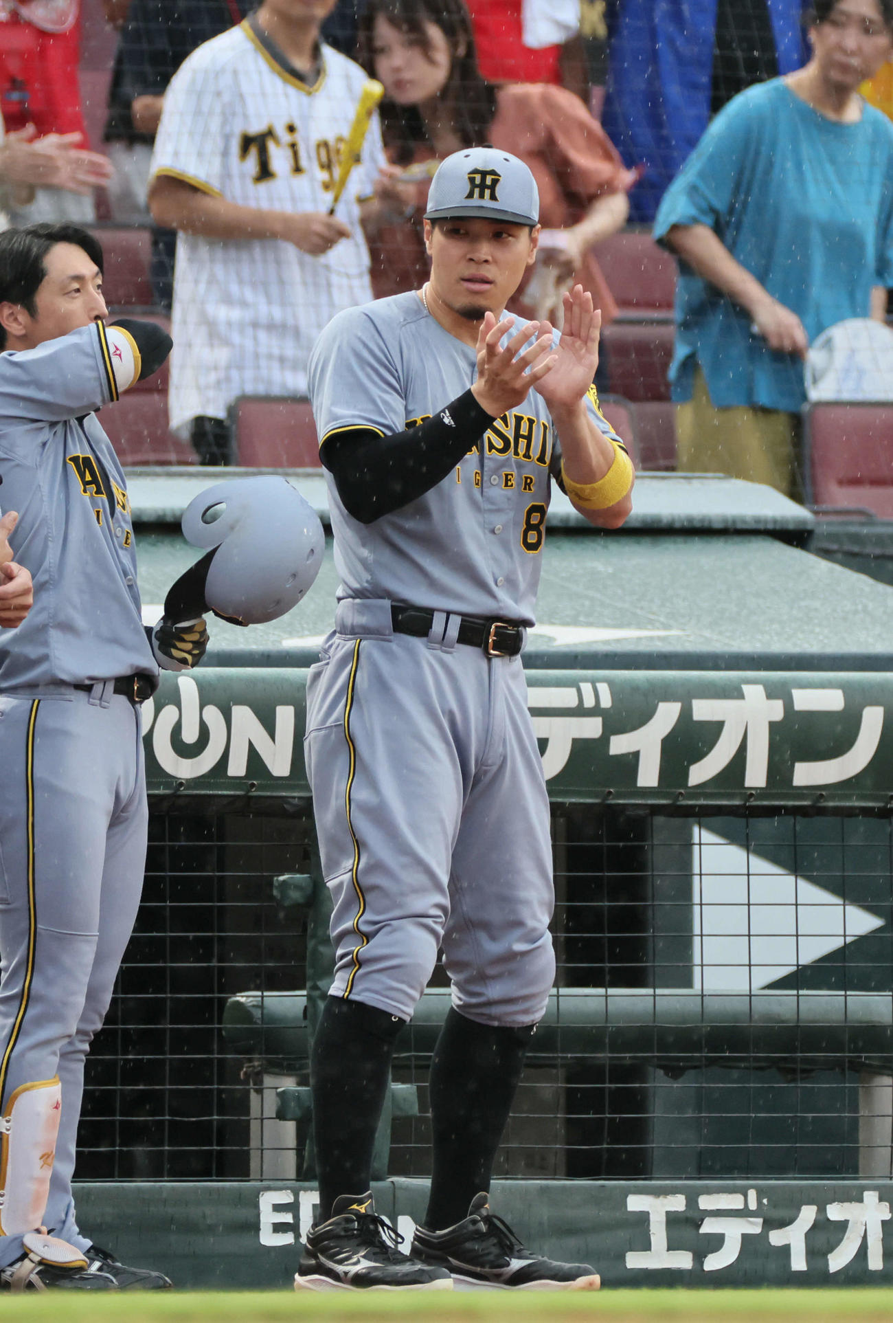 広島対阪神　君が代独唱時に整列する佐藤輝（撮影・加藤孝規）
