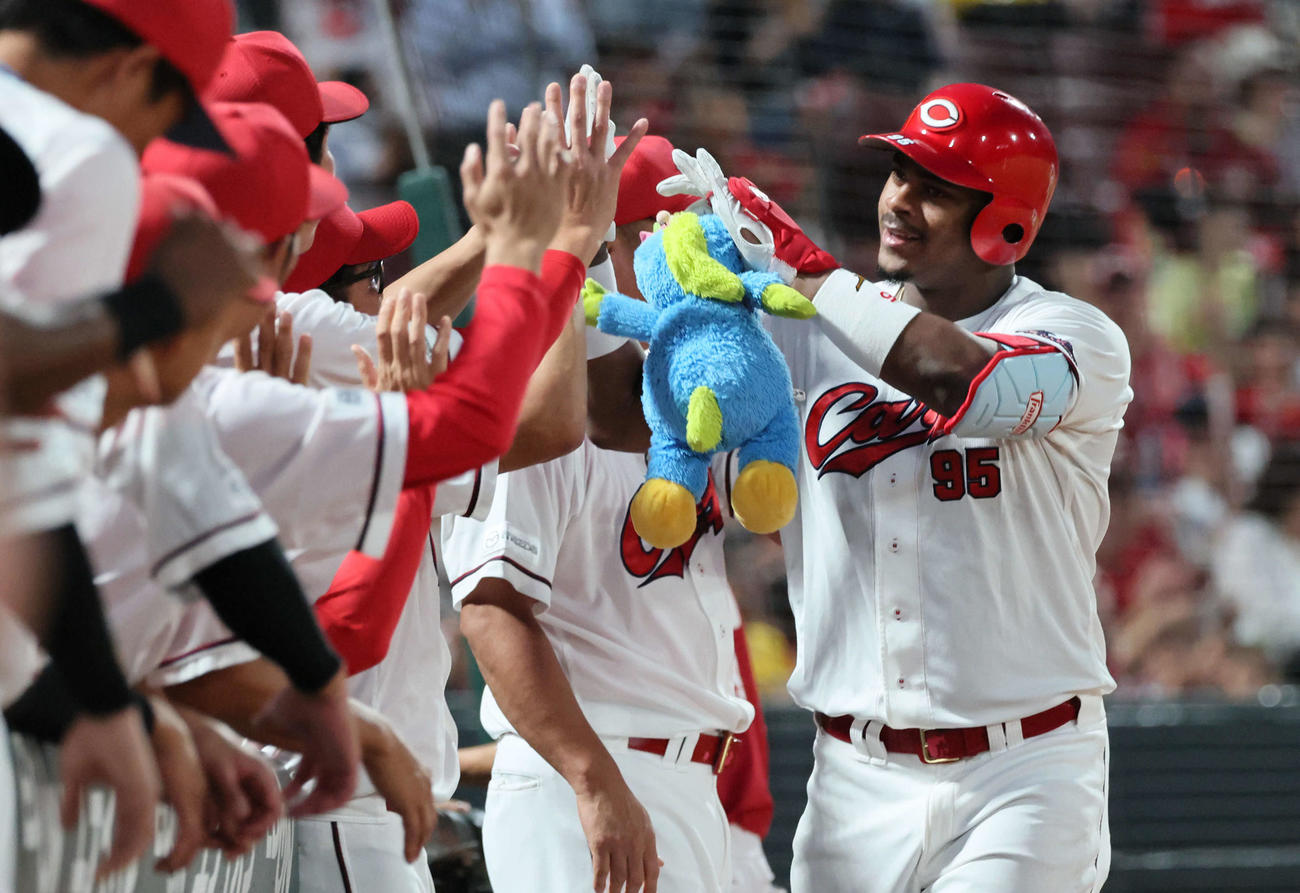 広島対阪神　3回裏広島2死一、二塁、逆転左越え3点本塁打を放ったモンテロ（右）はチームメートらに迎えられる（撮影・加藤孝規）