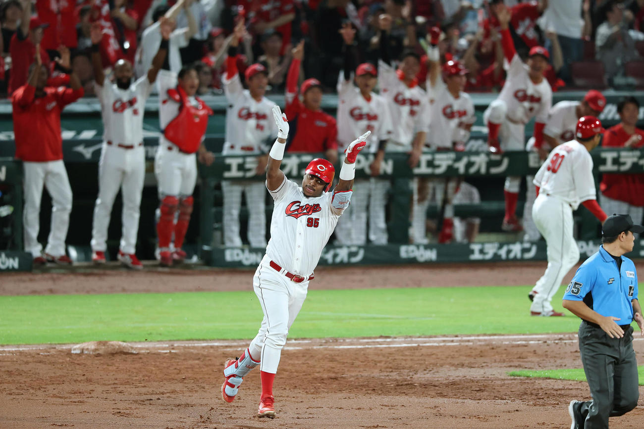 広島対阪神　3回裏広島2死一、二塁、左越えに逆転3点本塁打を放ち、両手をたたいてダイヤモンドをまわるモンテロ（撮影・前田充）