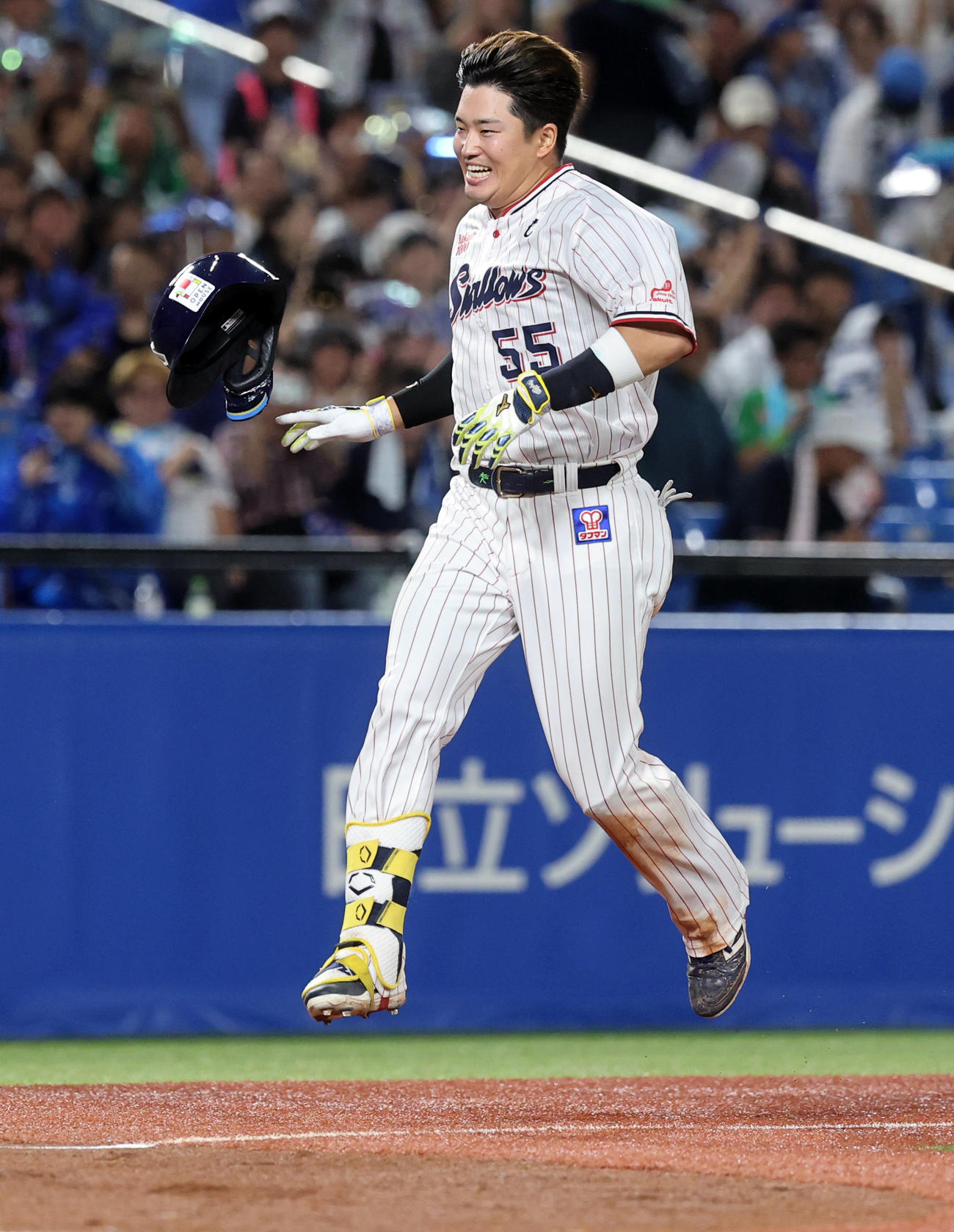 ヤクルト対DeNA 9回裏ヤクルト無死一塁、サヨナラ2点本塁打を放ち喜ぶ村上（撮影・野上伸悟）