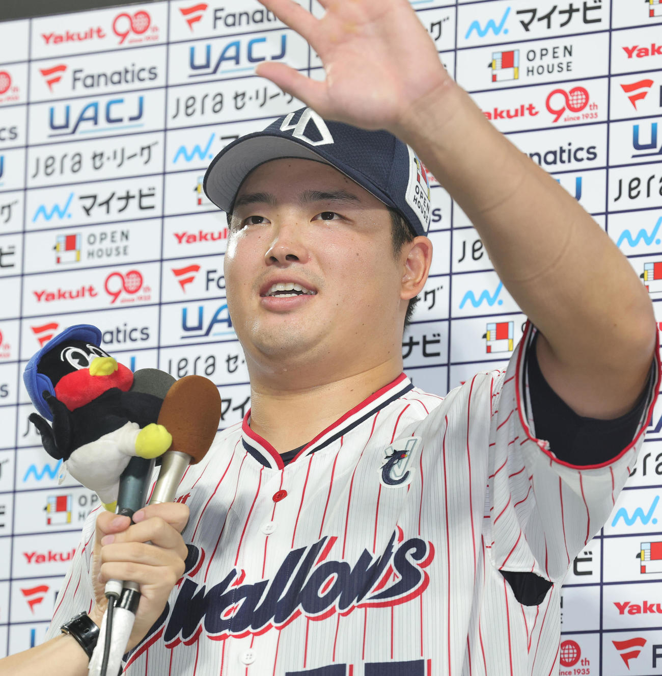 ヤクルト対DeNA　サヨナラ本塁打のヤクルト村上は、お立ち台から客席の両親に向かって手を振る（撮影・野上伸悟）