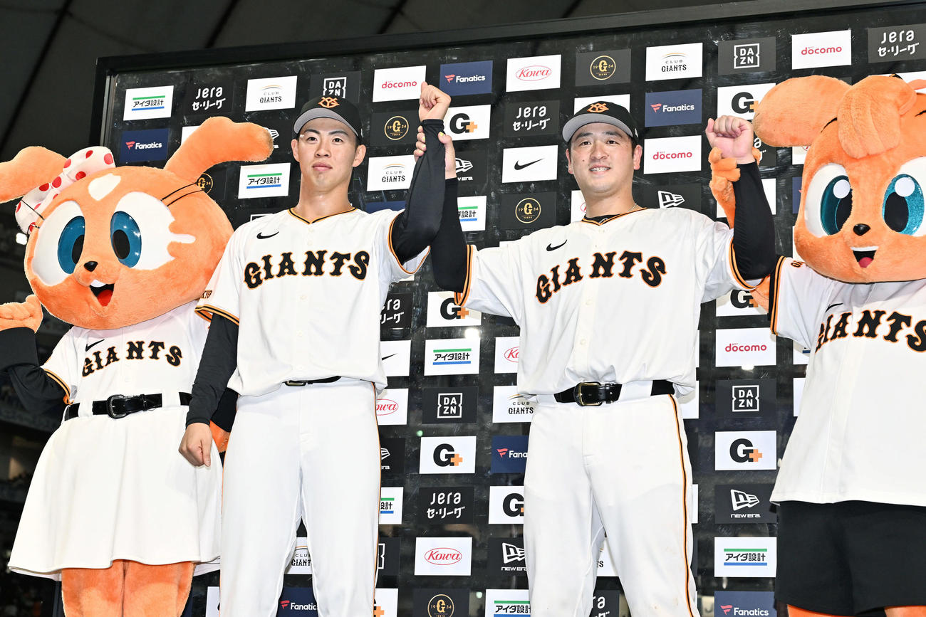 巨人対中日　ヒーローインタビューを終え記念撮影する巨人森田（左）と岸田（撮影・滝沢徹郎）