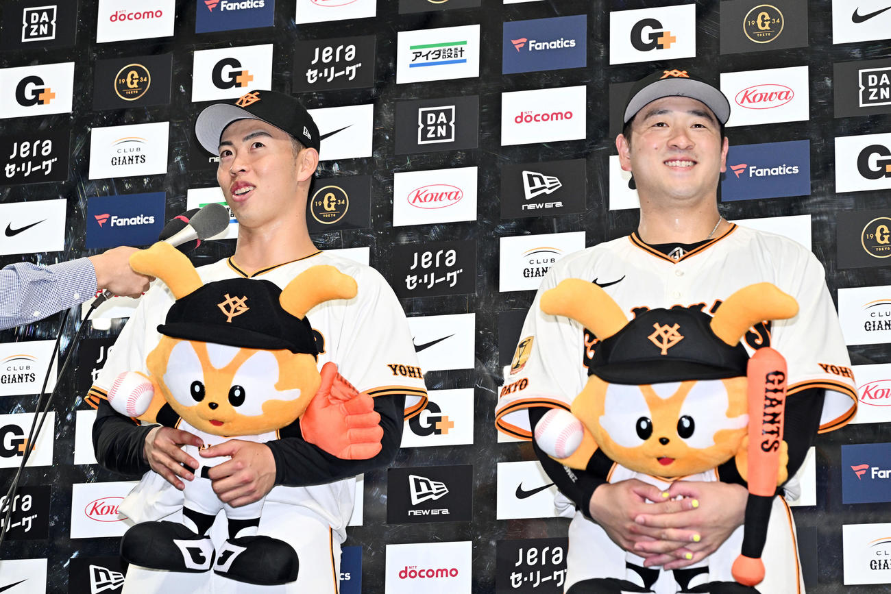 巨人対中日　試合後、ヒーローインタビューを受ける巨人森田（左）と岸田（撮影・滝沢徹郎）
