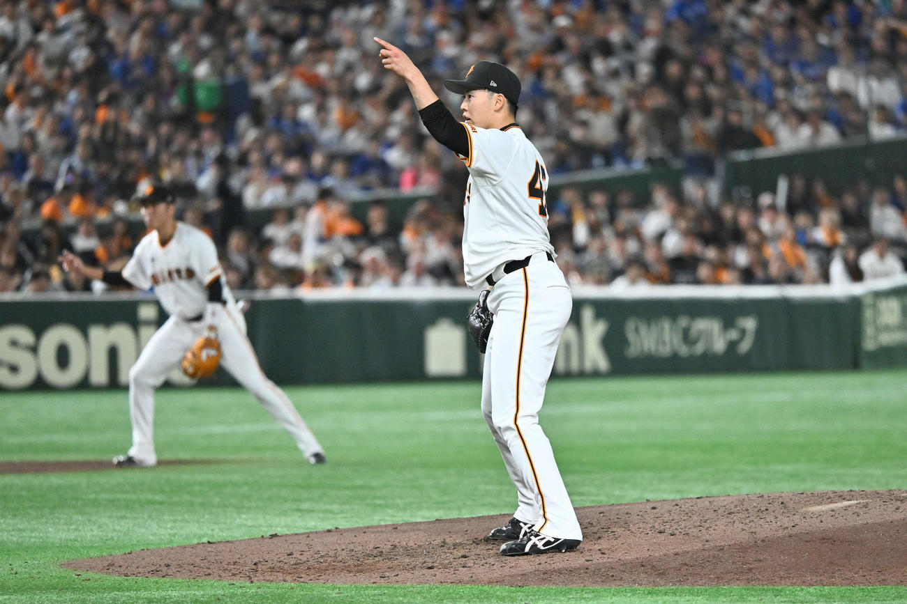 巨人対中日　5回表中日無死一塁、岡林のスイングをアピールする森田（撮影・滝沢徹郎）