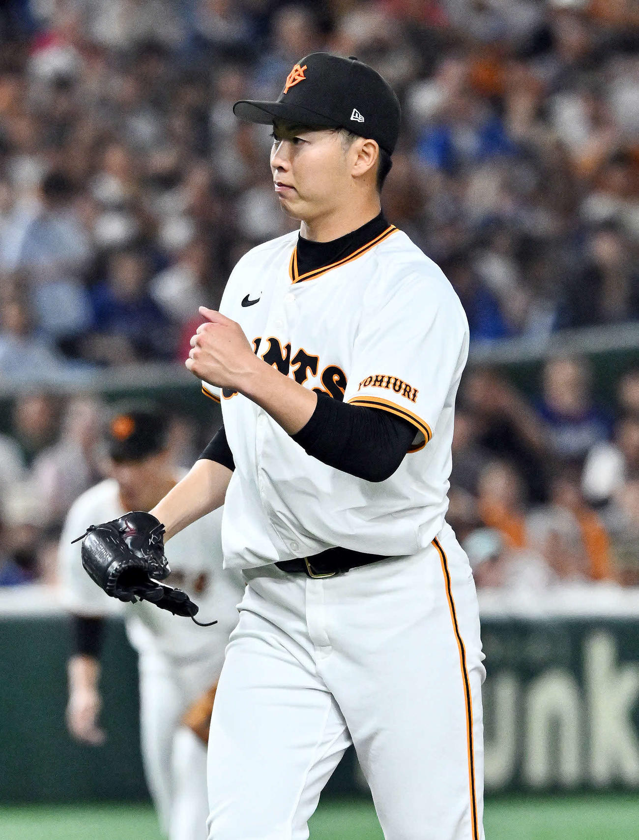 巨人対中日　7回表中日2死一、二塁、山本から空振り三振を奪いグラブをたたく森田（撮影・滝沢徹郎）