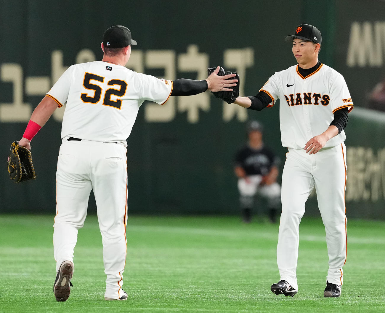 巨人対中日　2回表、好守の巨人一塁手リチャード（左）とタッチを交わす先発の森田（撮影・江口和貴）