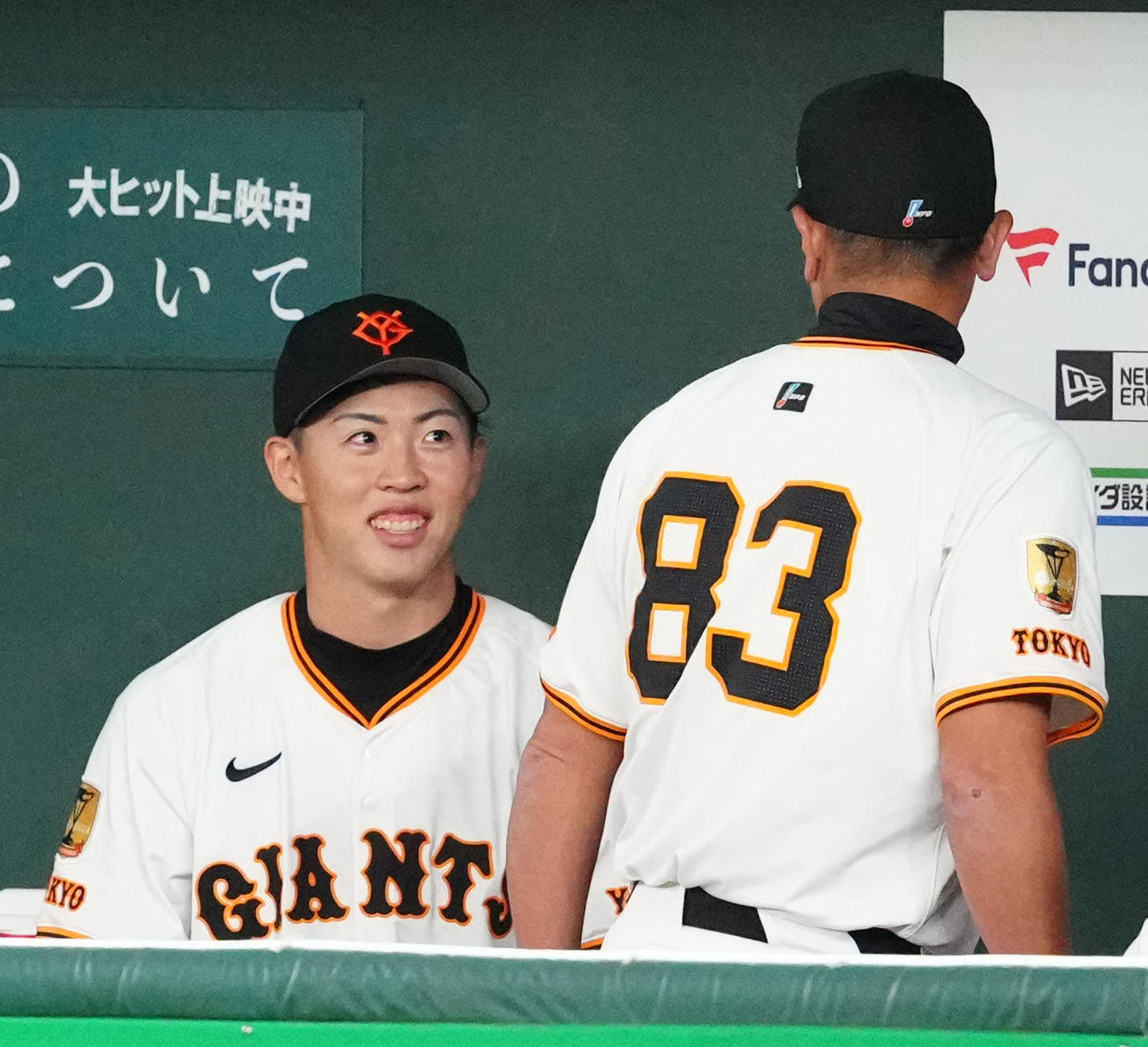 巨人対中日　7回表終了後、ベンチで巨人阿部監督（右）と言葉を交わし笑顔を見せる先発森田（撮影・江口和貴）