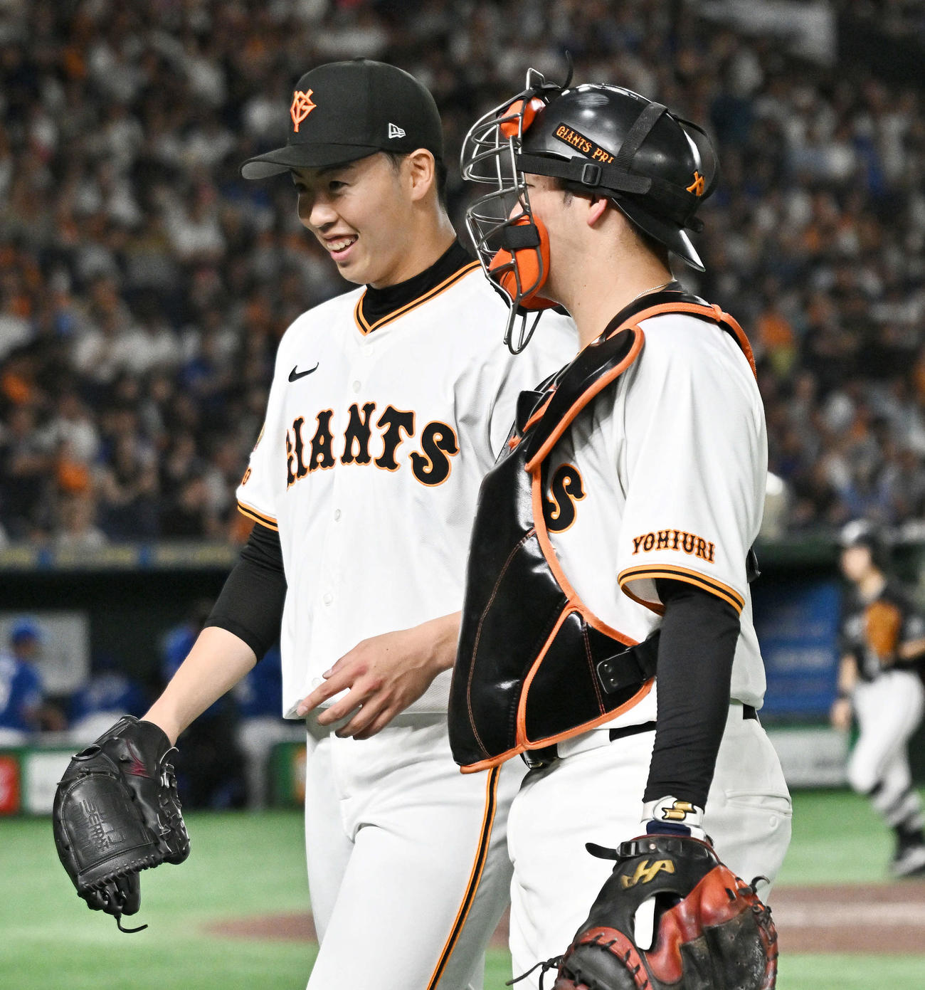 巨人対中日　2回表を投げ終えた巨人先発の森田（左）は岸田と引き揚げる（撮影・滝沢徹郎）