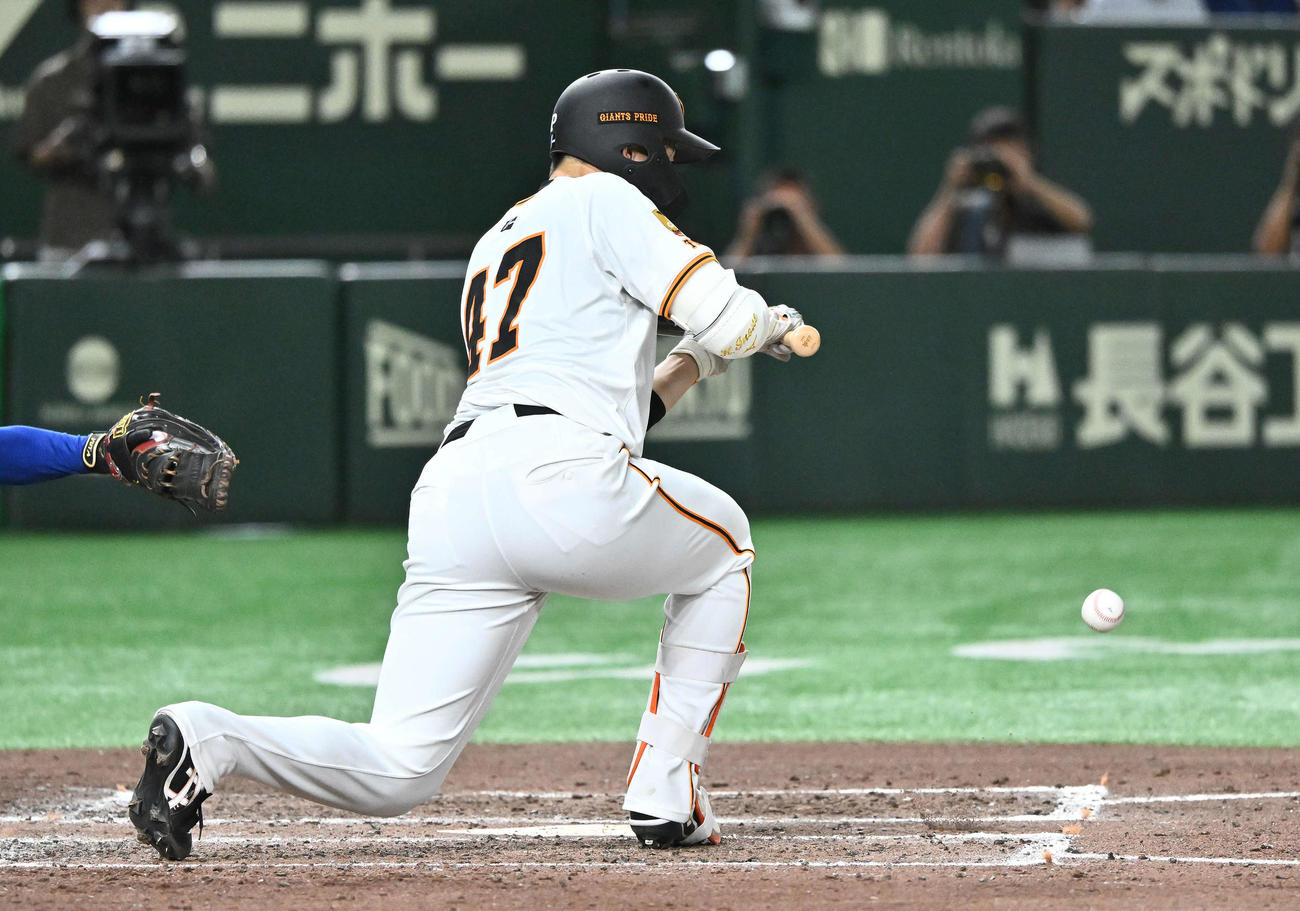 巨人対中日　4回裏巨人1死一塁、森田は犠打を決める（撮影・滝沢徹郎）