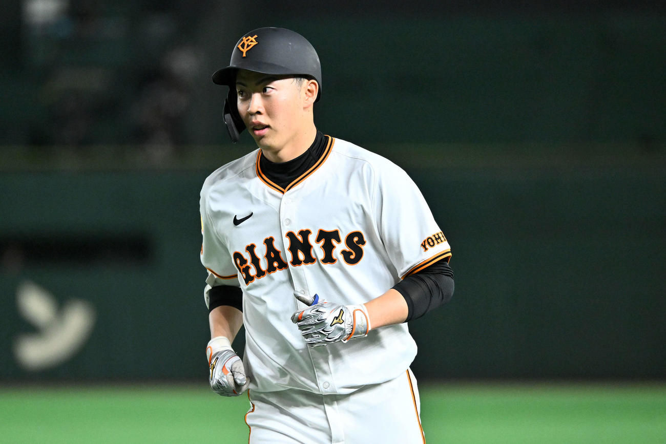 巨人対中日　4回裏巨人1死一塁、森田は犠打を決める（撮影・滝沢徹郎）