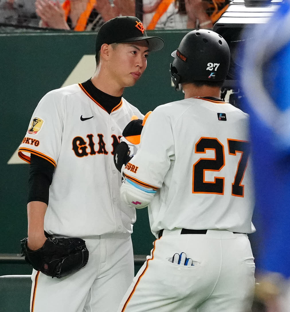 巨人対中日　3回裏巨人2死二塁、2点本塁打を放った岸田（右）を迎える森田（撮影・江口和貴）