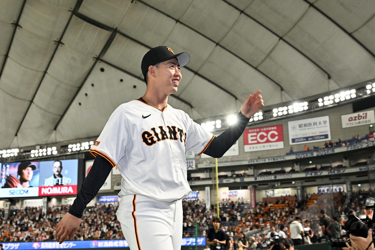 巨人対中日　ヒーローインタビューを終えた巨人森田はファンの祝福に笑顔を見せる（撮影・滝沢徹郎）