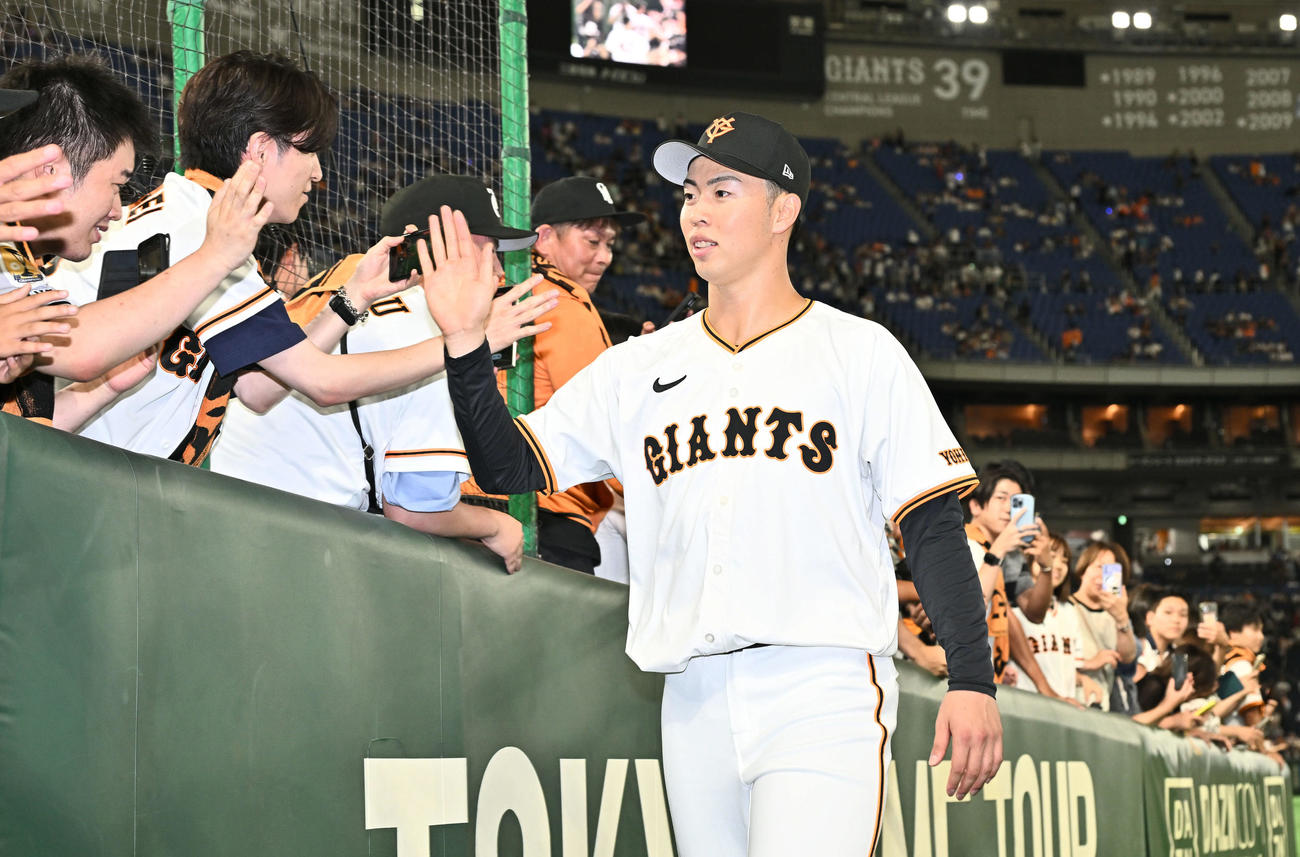 巨人対中日　ヒーローインタビューを終えファンとタッチを交わす巨人森田（撮影・滝沢徹郎）