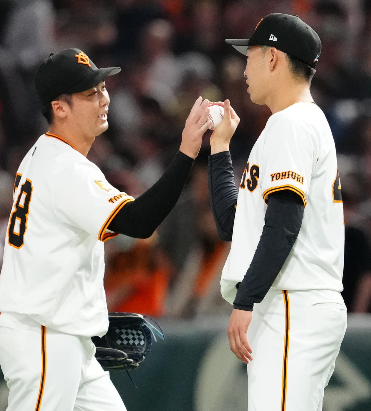 巨人対中日　試合後、巨人船迫（左）から勝利球を受け取る巨人森田（撮影・江口和貴）