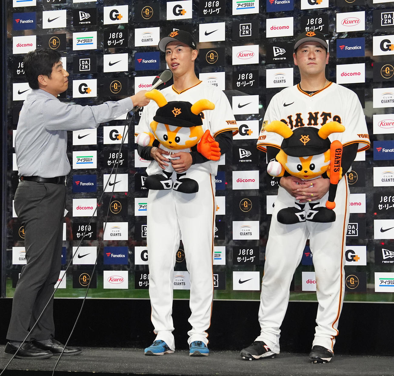 巨人対中日　試合後、お立ち台に上がり、インタビューを受ける巨人森田（中央）と岸田（右）（撮影・江口和貴）