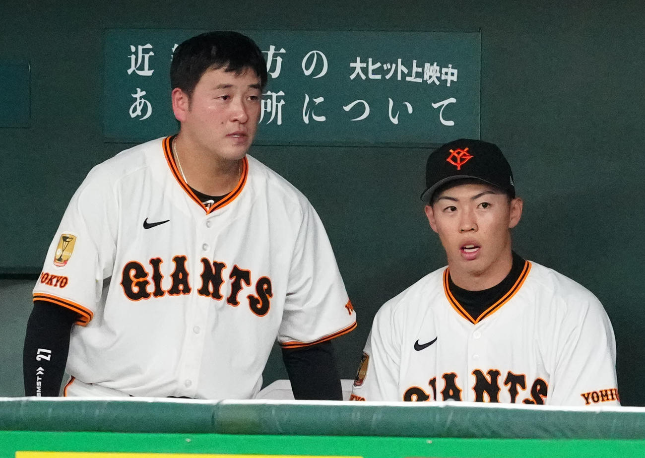 巨人対中日　7回表終了後、ベンチで言葉を交わす巨人先発森田（右）と捕手岸田（撮影・江口和貴）