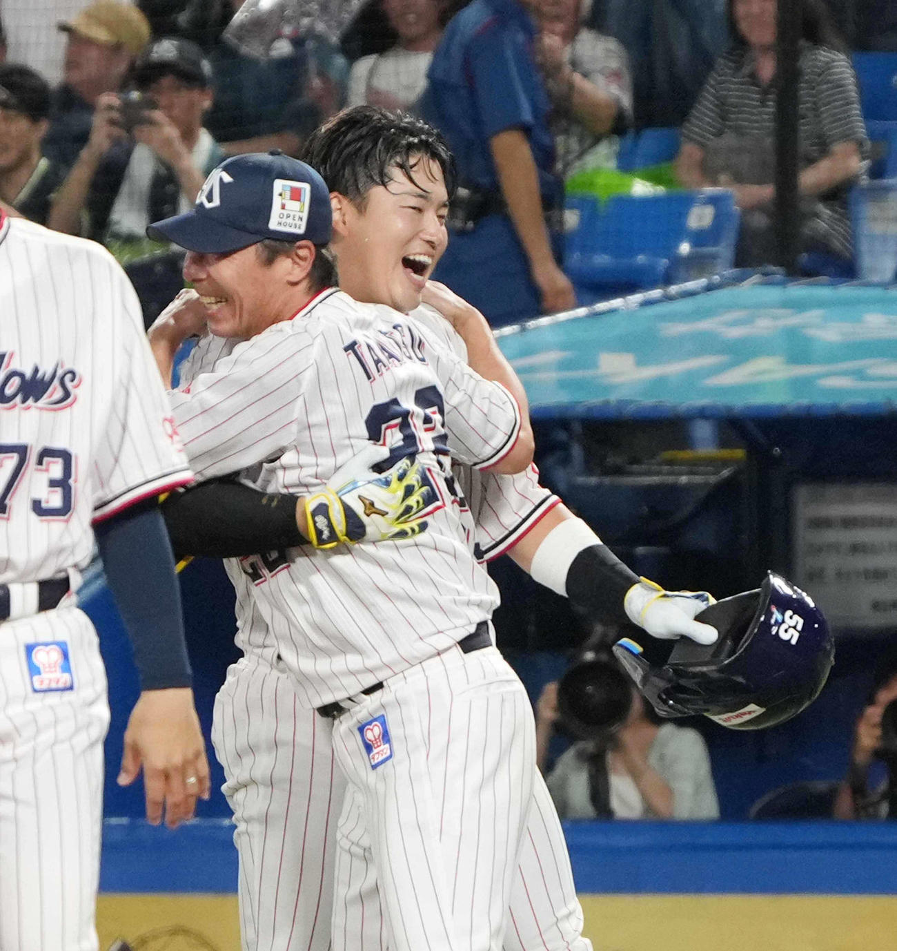 ヤクルト対DeNA 9回裏ヤクルト無死一塁、村上は中越えにサヨナラ2点本塁打を放ち高津監督（手前）の祝福を受ける（撮影・小沢裕）