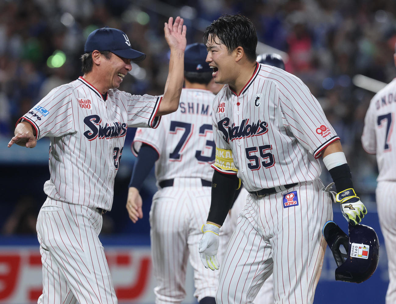ヤクルト対DeNA 9回裏ヤクルト無死一塁、サヨナラ2点本塁打を放ち、高津監督（左）と喜ぶ村上（撮影・野上伸悟）