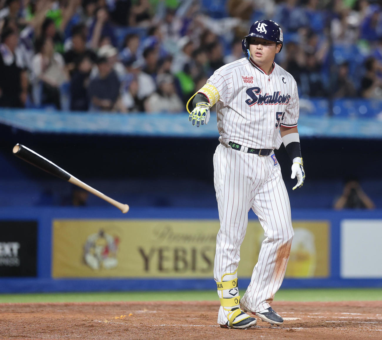 ヤクルト対DeNA 9回裏ヤクルト無死一塁、サヨナラ2点本塁打を放つ村上（撮影・野上伸悟）