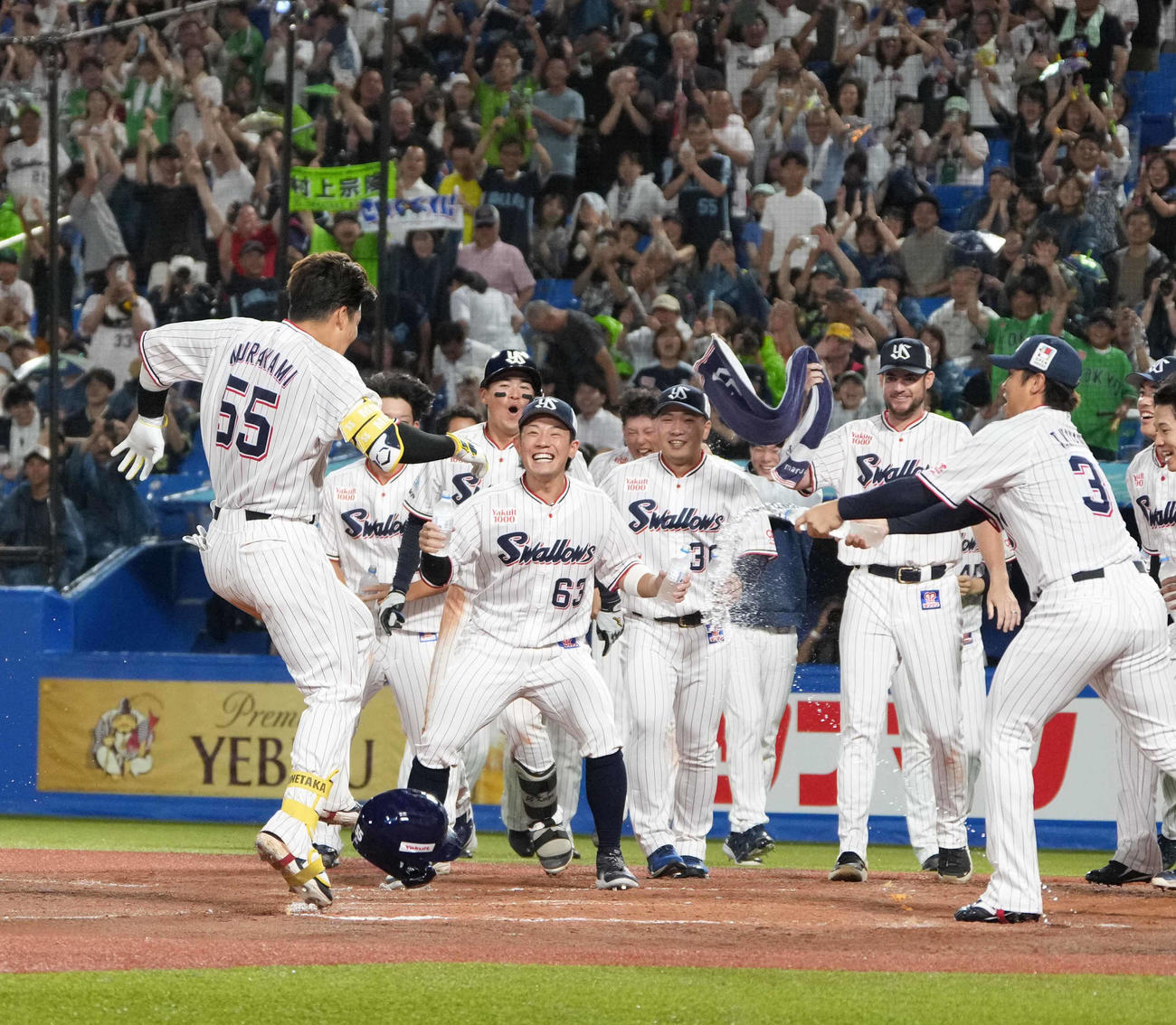 ヤクルト対DeNA 9回裏ヤクルト無死一塁、村上（左）は中越えにサヨナラ2点本塁打を放ちナインの待つ本塁へ向かう（撮影・小沢裕）
